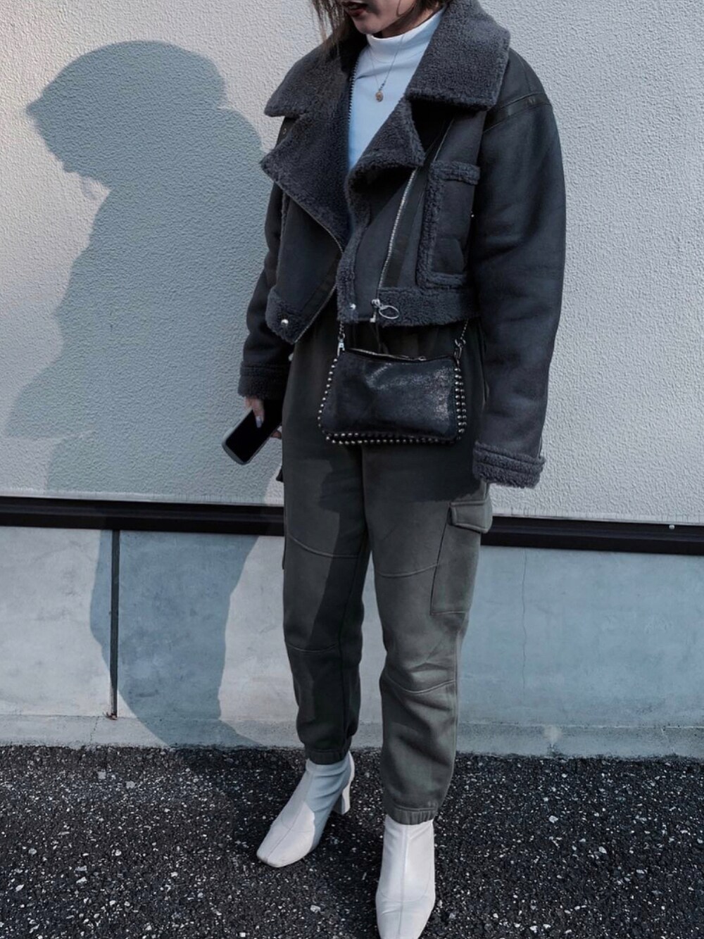 「スウェットパンツ、ムートンジャケット、ootd」｜「JUEMIのアイテム（ムートンコート、グレー系）」を使った、𝐘𝐔𝐍𝐀さん（レディース・160cm）の秋コーディネートの1枚目の写真