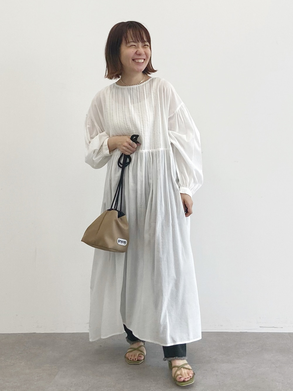 「カジュアルコーデ、低身長、低身長コーデ、低身長女子、プチプラ、プチプラコーデ、ワンピース、ワンピース×デニム」｜「AMERICAN HOLICのピンタックワンピース（ワンピース、ホワイト系）」を使った、スエツギさん（レディース・145cm）の夏コーディネートの1枚目の写真