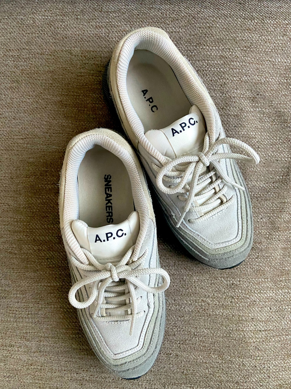 ベージュ系のスニーカーを着用したレディースの秋コーディネートの1枚目の写真