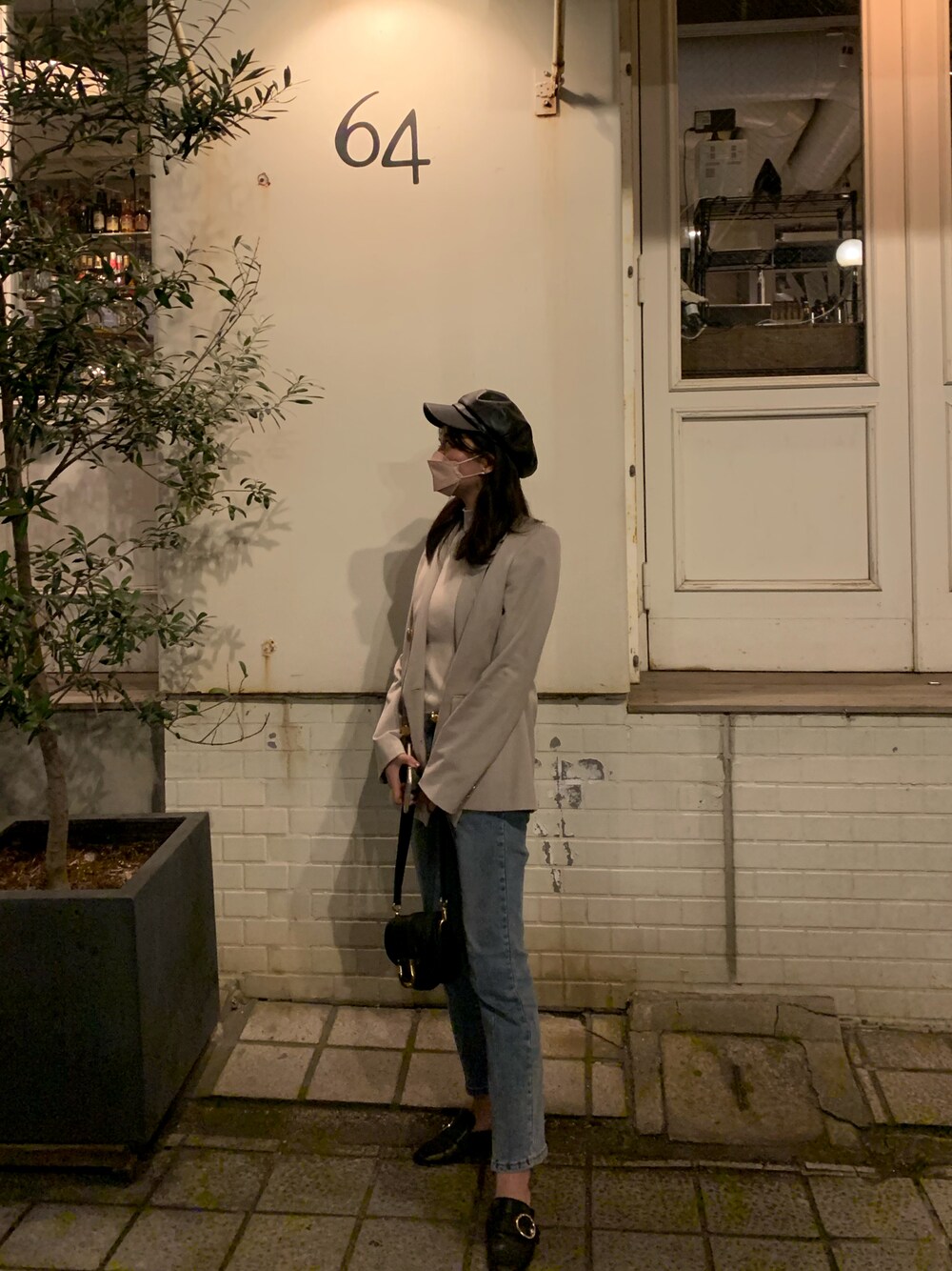 「春服みてみて、おしゃれさんと繋がりたい、パンツスタイル、オトナ女子、低身長、ootd」｜「CHARLES & KEITHのリングエンベリッシュド ローファーミュール / Ring Embellished Loafer Mules（ローファー、ブラック系）」を使った、noidさん（レディース・160cm）の春コーディネートの1枚目の写真