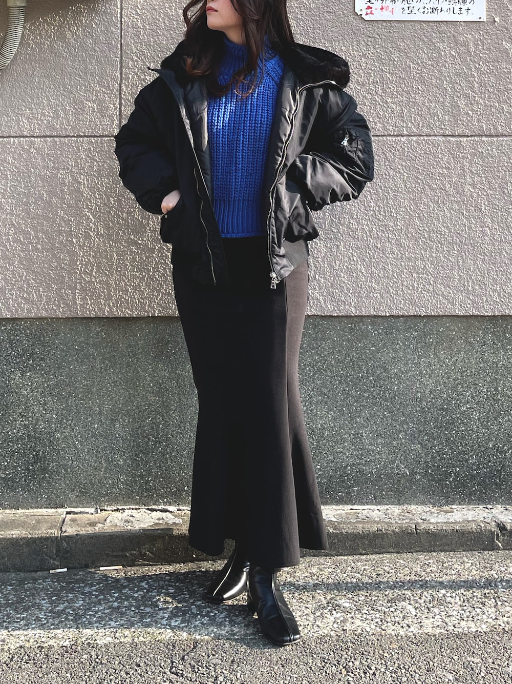 「H&M、EMODA、lauir、auntmarie's、ダウンジャケット、マーメイドスカート、ショートブーツ、チャンキーニット、ブラックコーデ、ブラック×ブルー、あったかコーデ」｜「H&Mのアイテム（ニット/セーター、ブルー系）」を使った、Rio 𓅪𓂃 𓈒𓏸 さん（レディース・163cm）の冬コーディネートの1枚目の写真