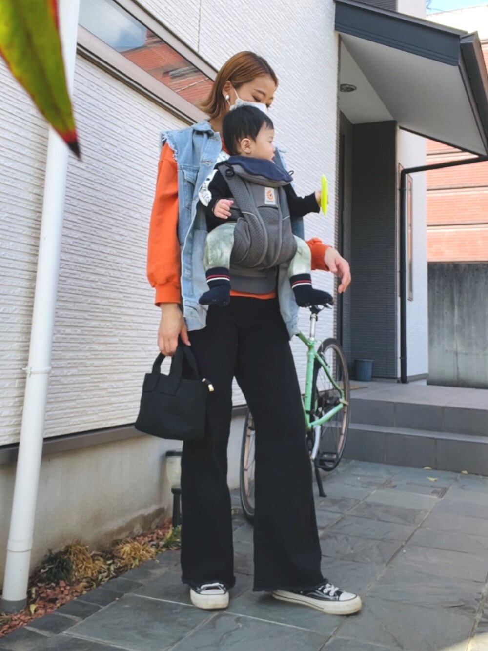 「CONVERSEのアイテム（スニーカー、ブラック系）」を使った、Maaaarさん（レディース・164cm）の春コーディネートの1枚目の写真