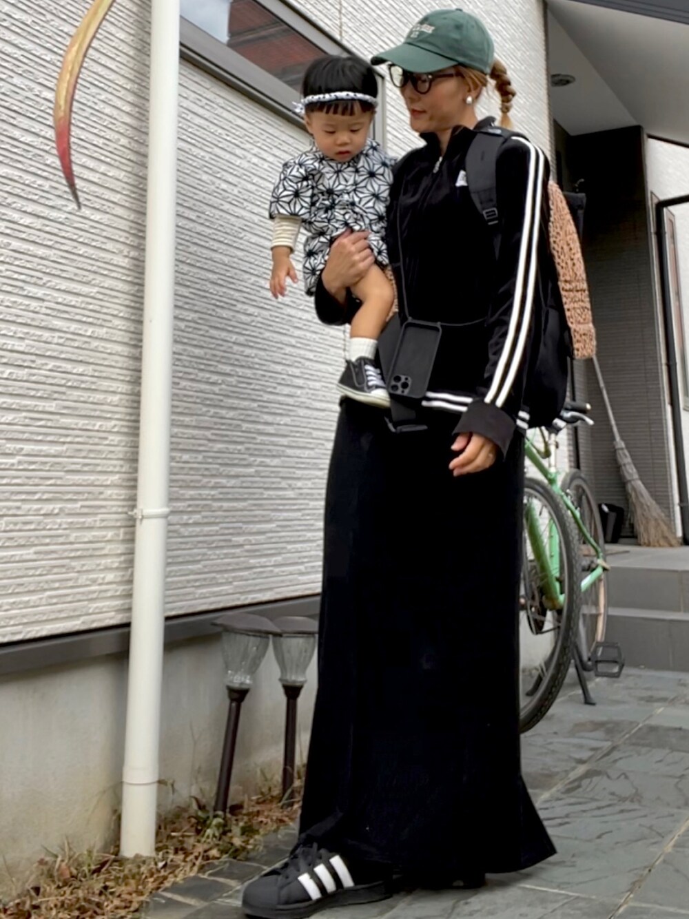 BURBERRYのノーカラージャケットを使った人気ファッション