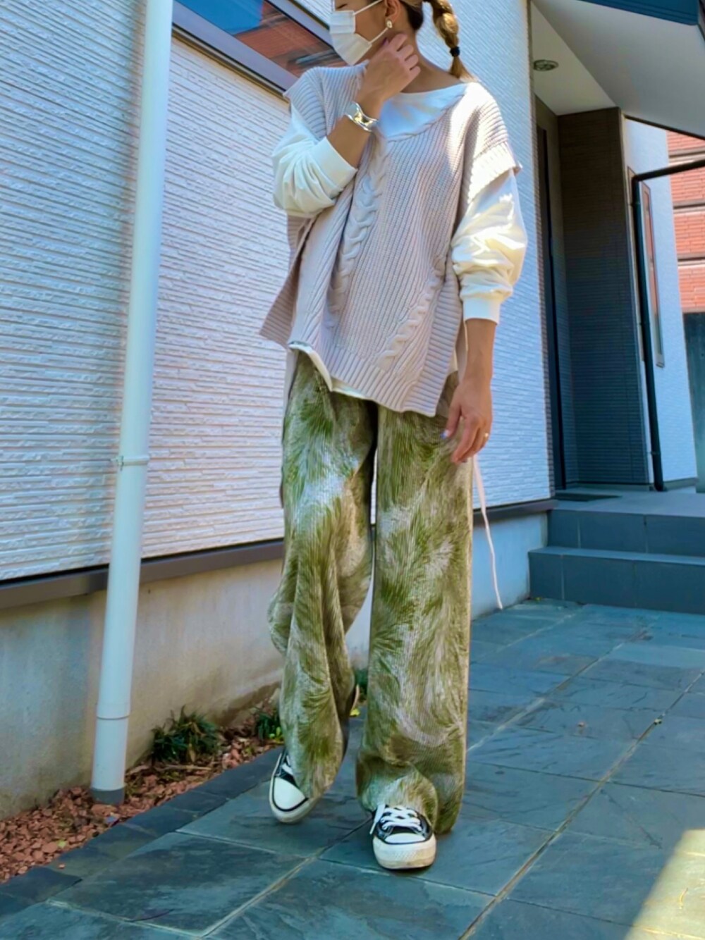 「CONVERSEのアイテム（スニーカー、ブラック系）」を使った、Maaaarさん（レディース・164cm）の春コーディネートの1枚目の写真