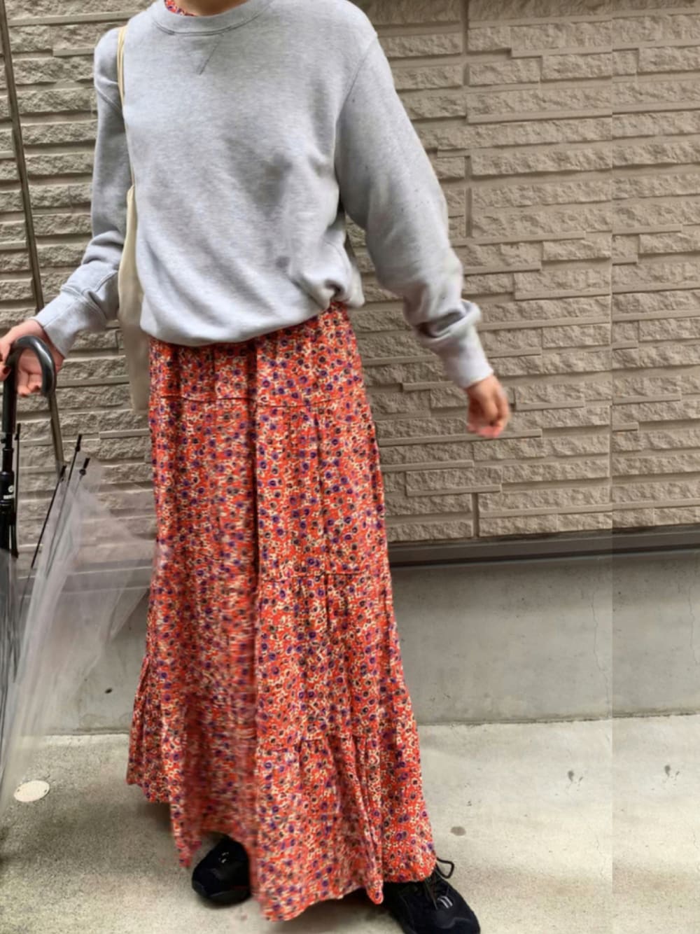 「スウェット、スニーカー、花柄、トレーナー、スニーカーコーデ、ロングスカート、ロングワンピース、秋服、花柄スカート、雨の日コーデ、赤スカート、ラクチンコーデ、ハデ色、UNIQLO」｜「UNIQLOのアイテム（スウェット、グレー系）」を使った、mimuさん（レディース・156cm）の秋コーディネートの1枚目の写真