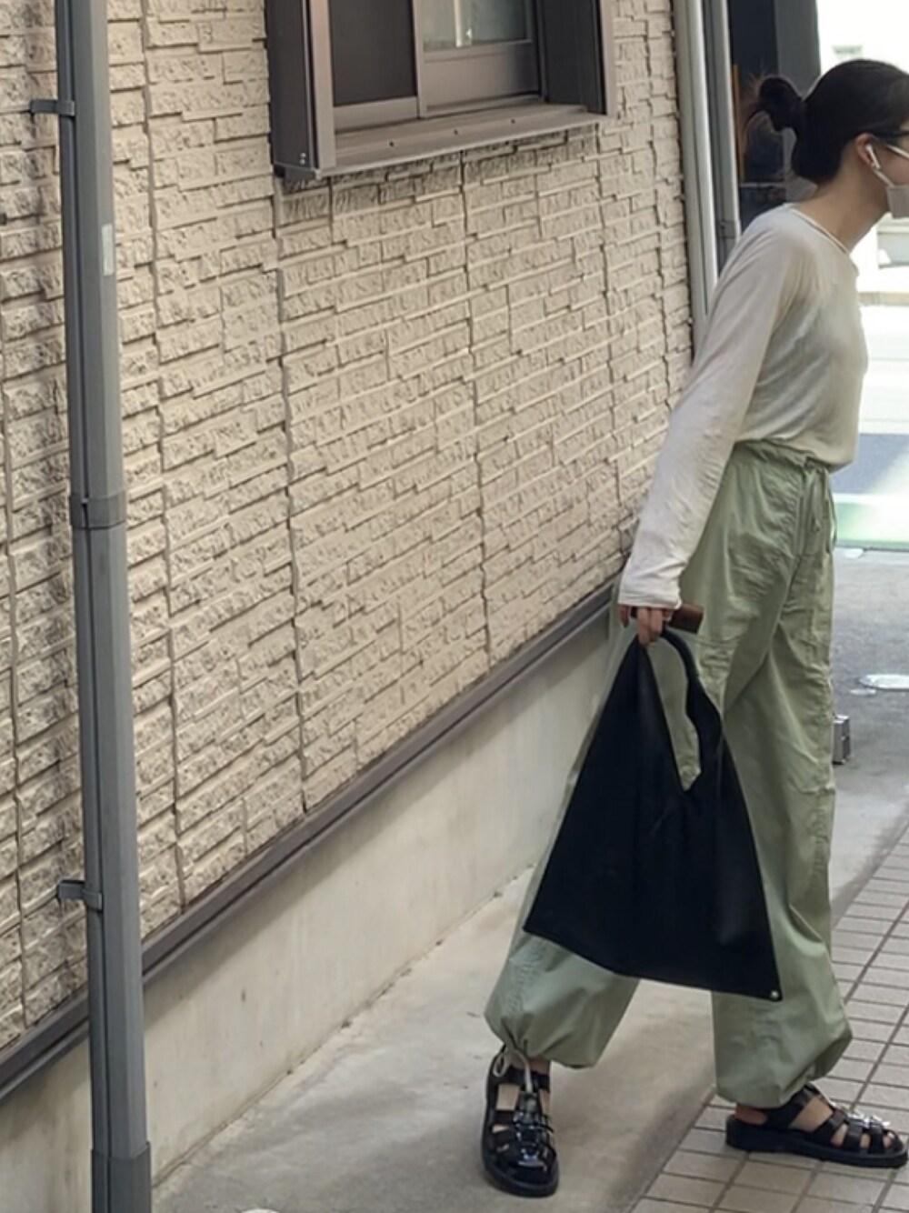 「春コーデ、カジュアルコーデ、シンプル、カーキ、ZARA、パラシュートパンツ、シアートップス、マルジェラ、MM6、moussy、ゆるコーデ、ピスタチオ、夏コーデ、オトナ女子、きれいめカジュアル」｜「MM6 Maison MargielaのMM6 Maison Margiela ジャパニーズトートバッグ（トートバッグ、ブラック系）」を使った、mimuさん（レディース・156cm）の春コーディネートの1枚目の写真