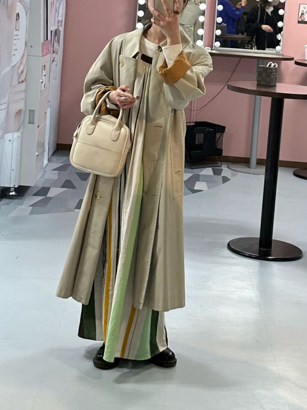 「休日スタイル、オトナカジュアル、キャミワンピ、春服コーデ、ワンピース、おでかけ、PAMM、トレンチコート、nugu、burberry、Dr.Martens、ブーツ、ワッフル、キャミワンピース、淡色女子」｜「nuguのアイテム（ボストンバッグ、ホワイト系）」を使った、mimuさん（レディース・157cm）の春コーディネートの1枚目の写真