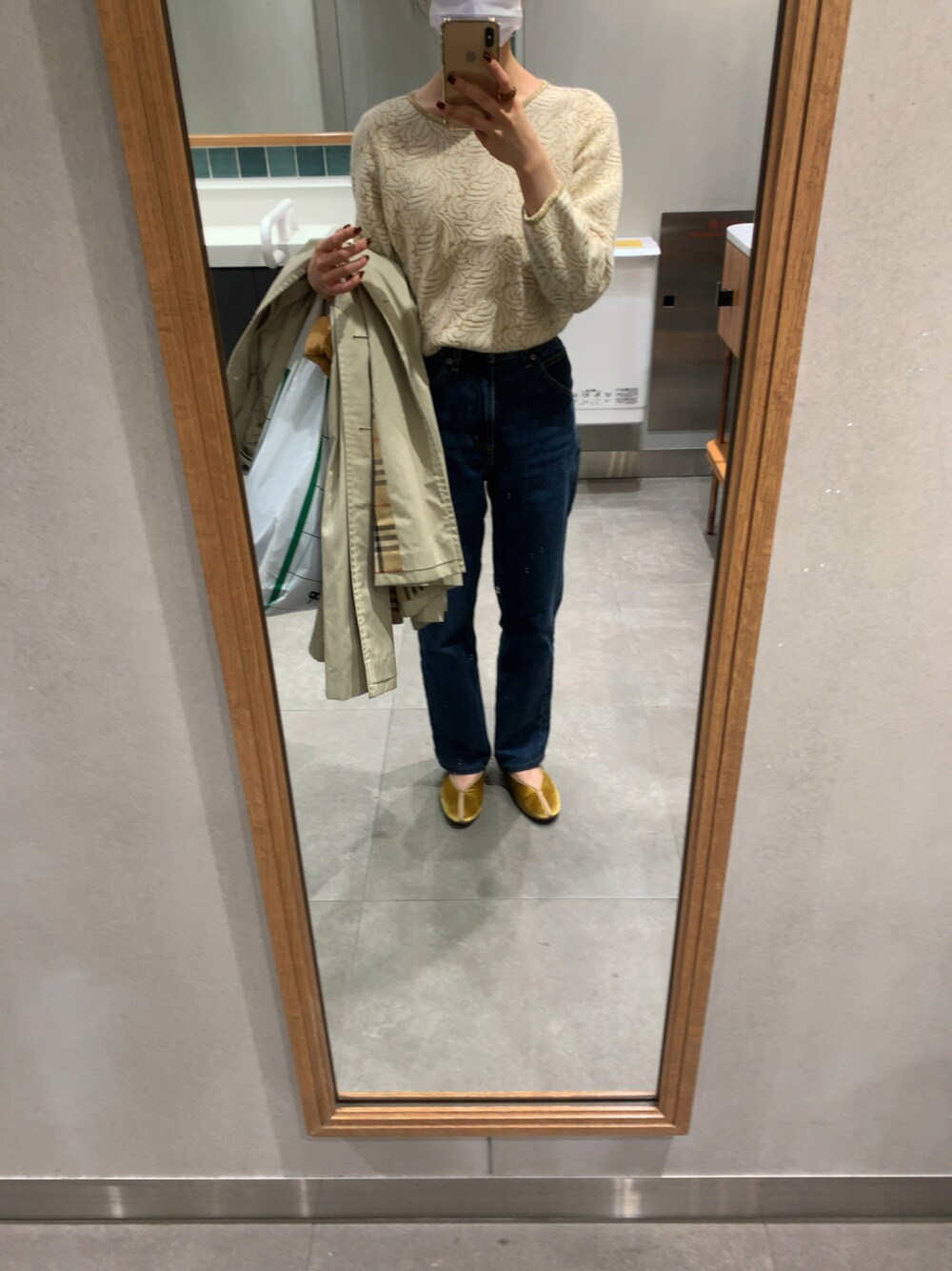 「古着、ニット、デニム、トレンチコート、UNIQLO、冬コーデ、バーバリー、お出かけコーデ、古着MIX、キラキラ、秋服、古着コーデ、チャイナシューズ、オトナカジュアル、キラキラニット」｜「VINTAGEのアイテム（ニット/セーター、ゴールド系）」を使った、mimuさん（レディース・156cm）の秋コーディネートの1枚目の写真
