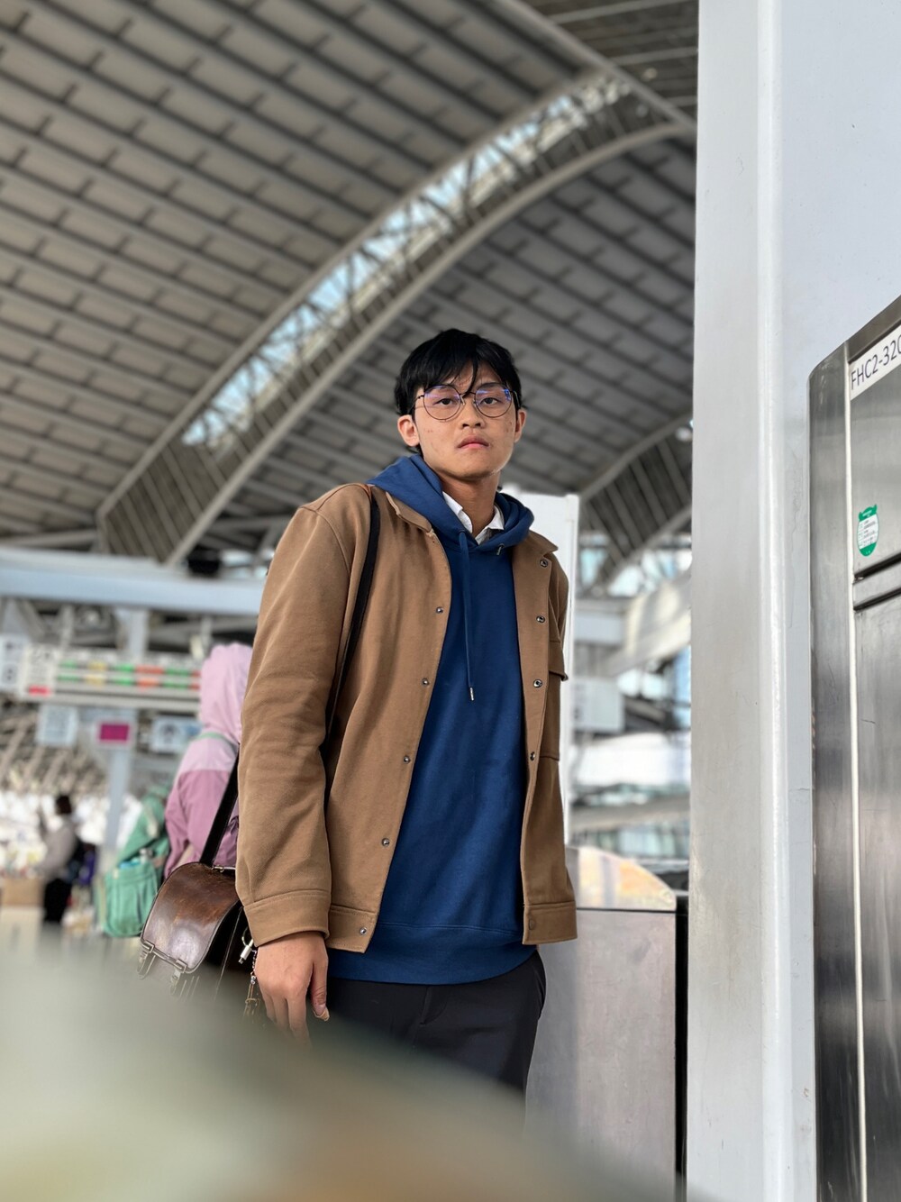 「台中、旅行、車站」｜「COSのアイテム（ブルゾン、ブラウン系）」を使った、Harry Shingさん（メンズ・174cm）の冬コーディネートの1枚目の写真