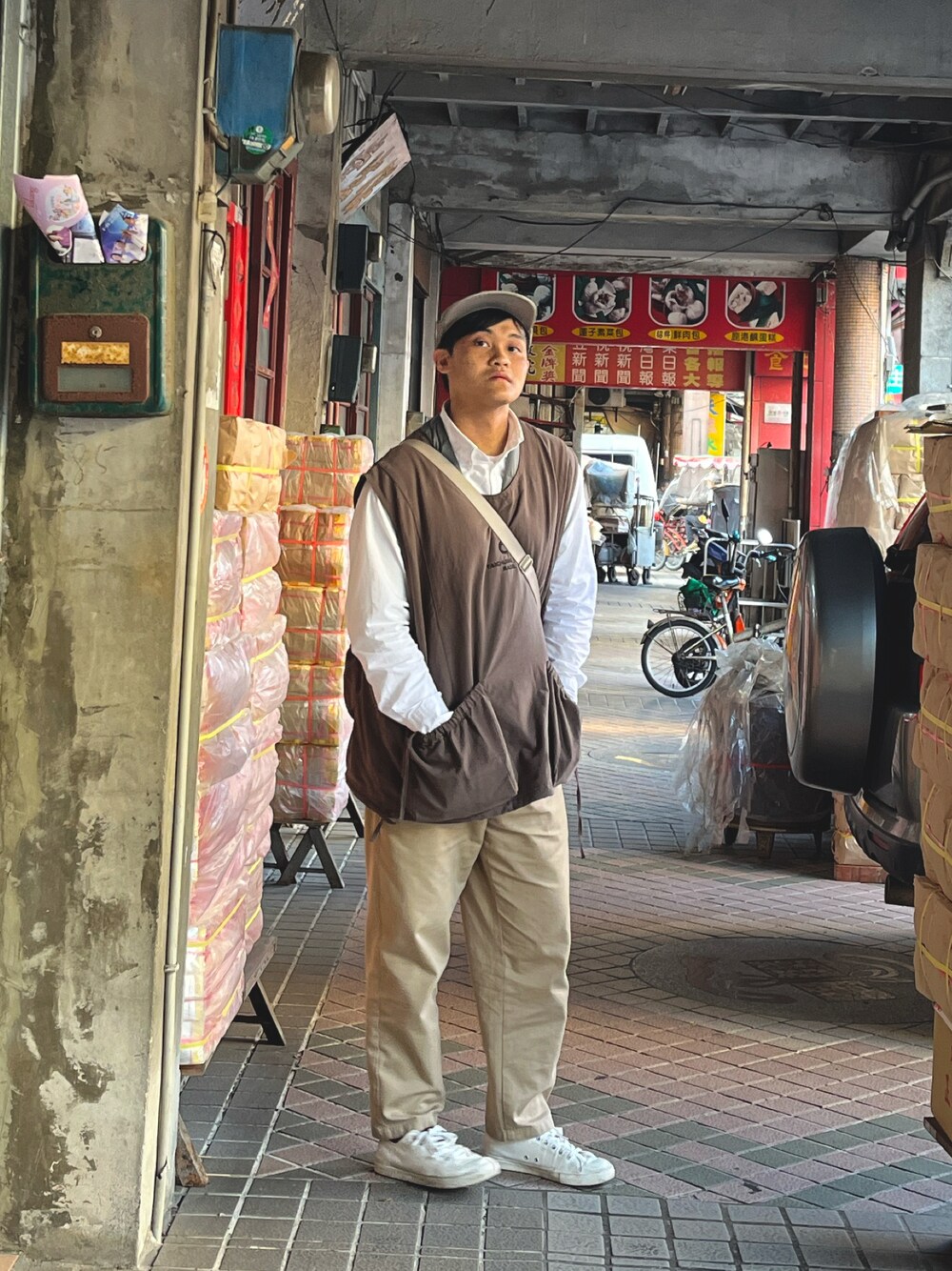 「秋冬コーデ、旅行、鹿港老街、彰化」｜「ADLIBのアイテム（キャップ、グレー系）」を使った、Harry Shingさん（メンズ・174cm）の冬コーディネートの1枚目の写真