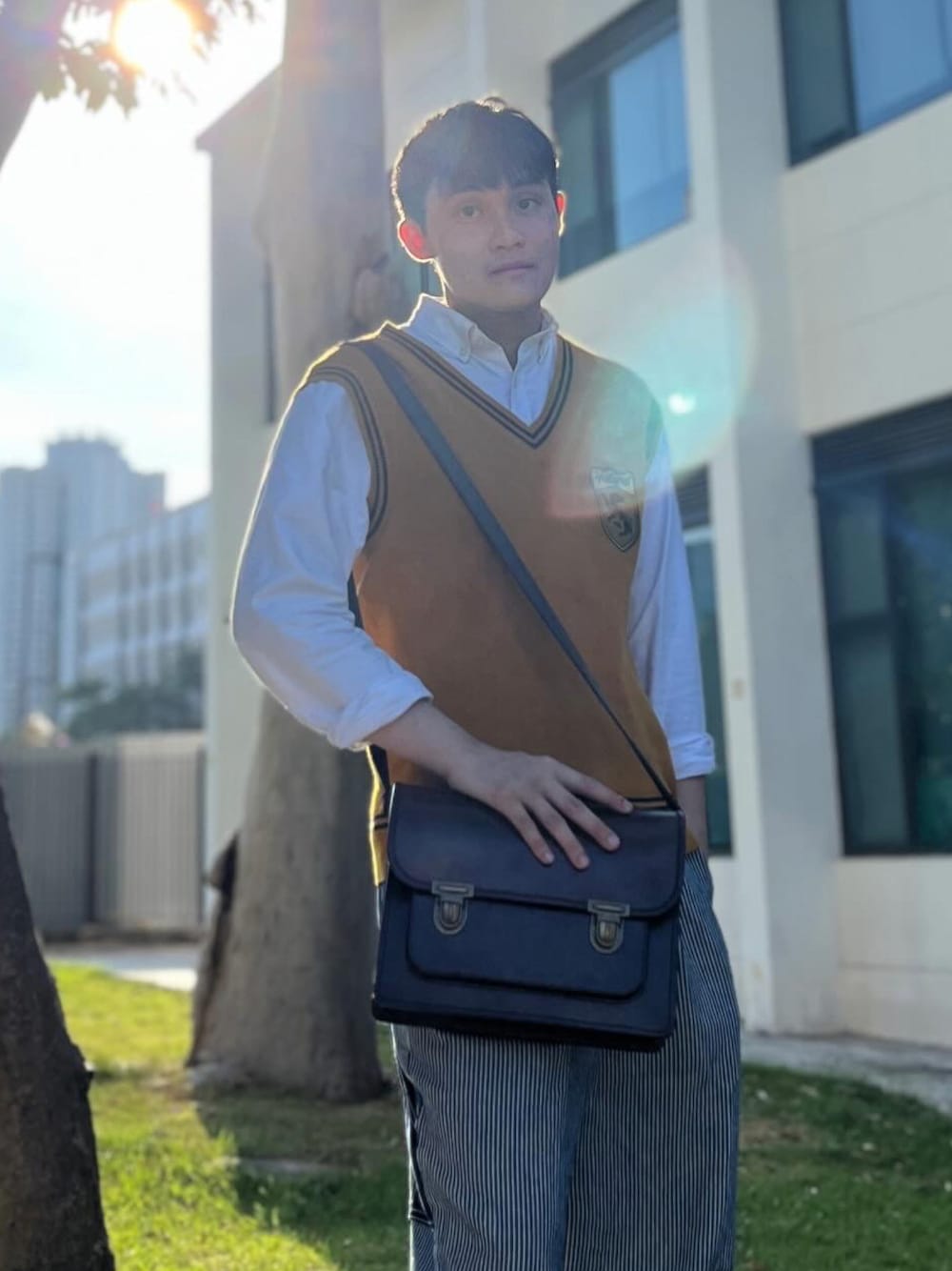 「秋服コーデ、學院風、school」｜「GUのアイテム（ニット/セーター、オレンジ系）」を使った、Harry Shingさん（メンズ・174cm）の秋コーディネートの1枚目の写真