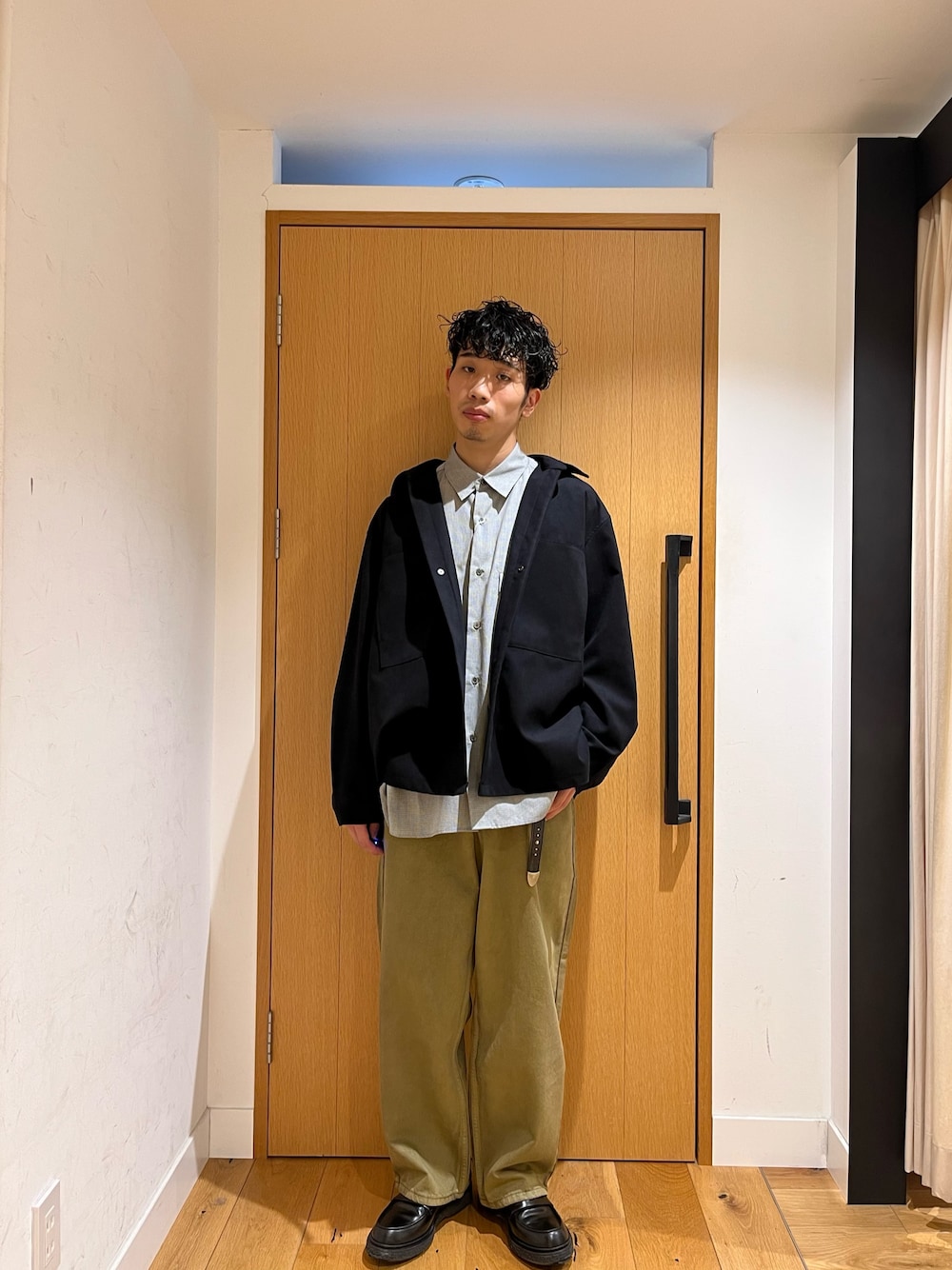 ブラウン系のデニムパンツ、ブラック系のジャケット/アウター、グレー系のシャツ/ブラウスを着用したメンズの秋コーディネートの1枚目の写真