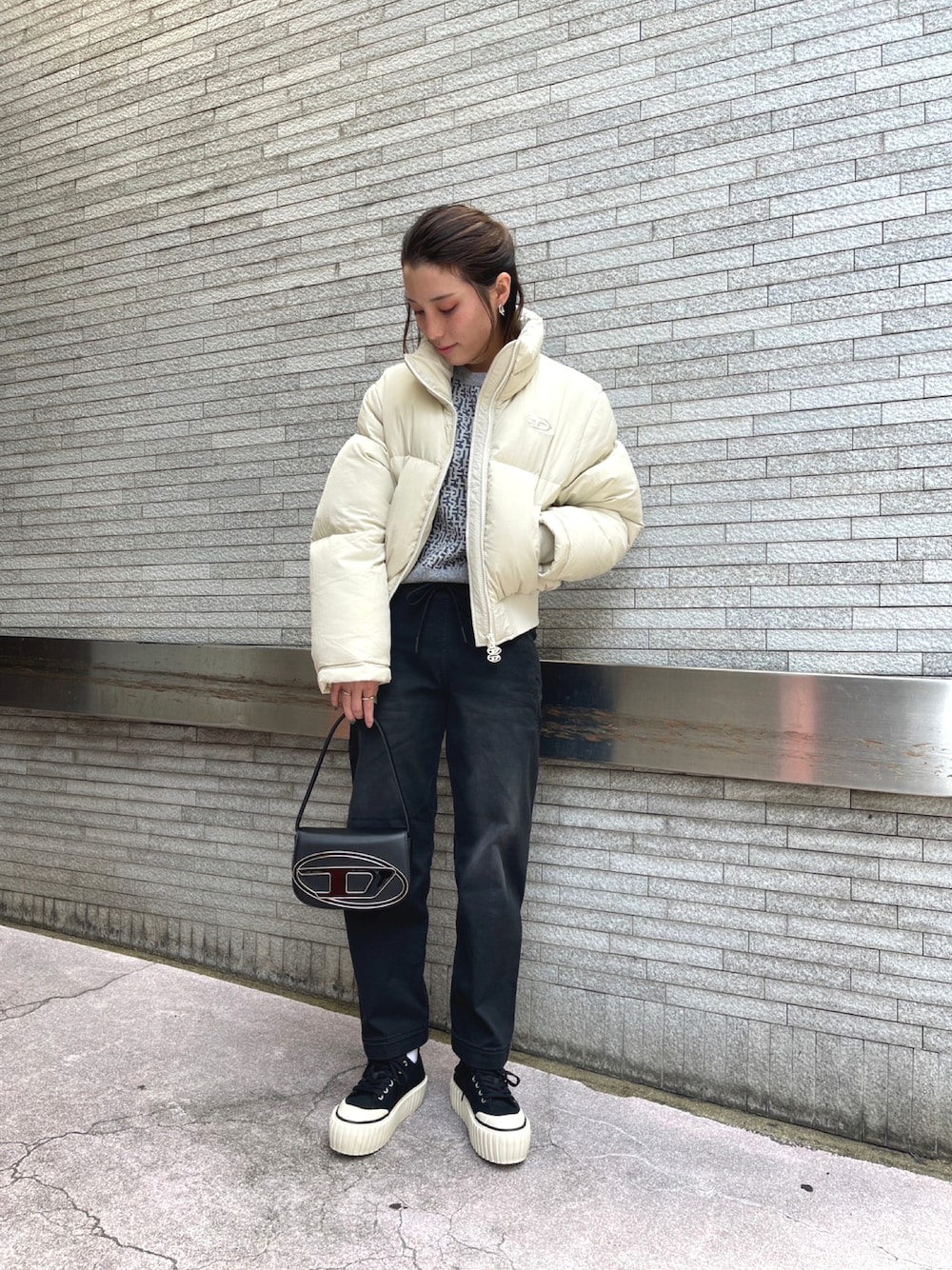 「ダウンジャケット、デニム、1DR、ディーゼル、Diesel、11月」｜「DIESELのアイテム（ニット/セーター、ブルー系）」を使った、miruru  shimadaさん（レディース・161cm）の秋コーディネートの1枚目の写真