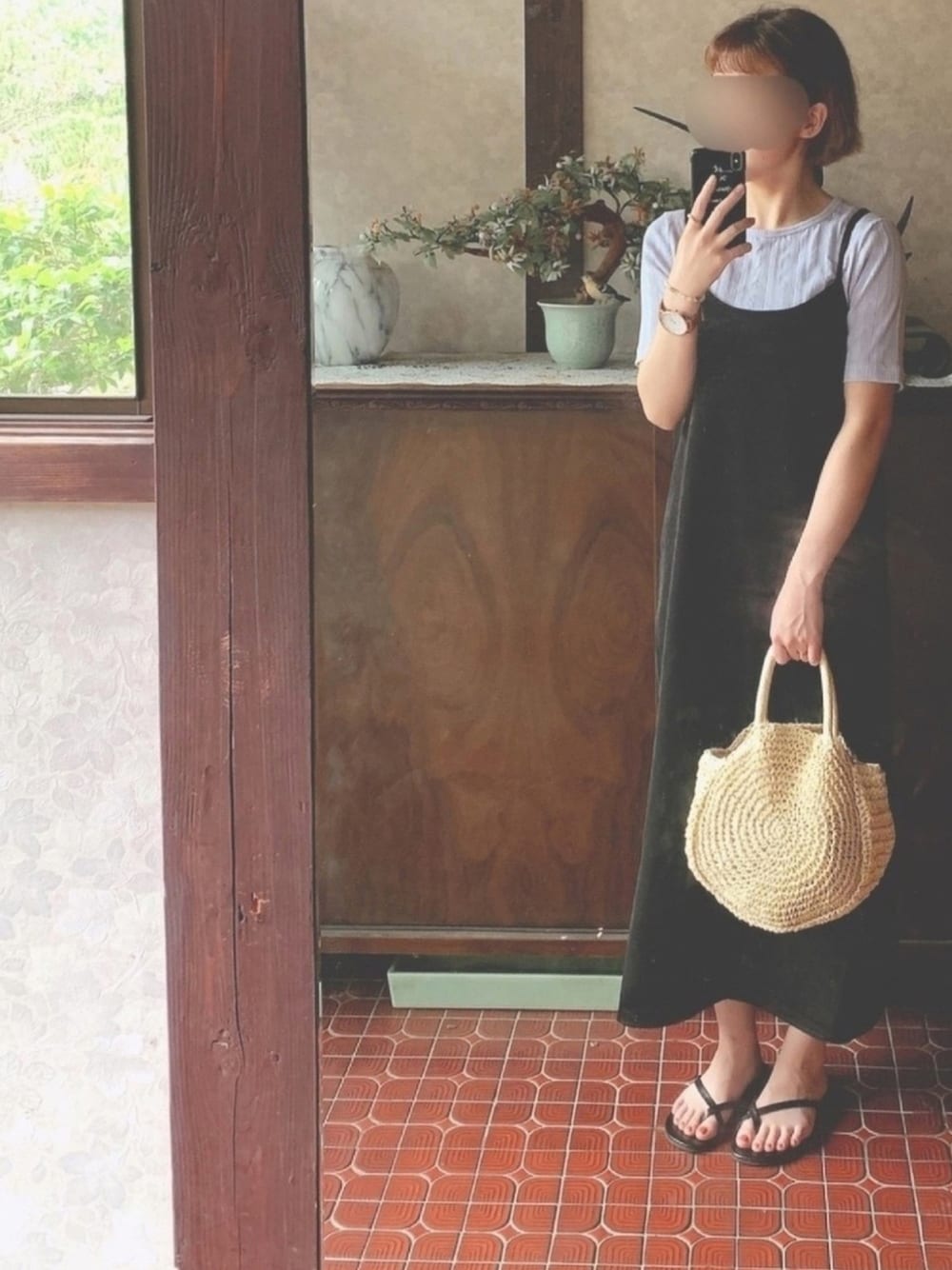 「大人コーデ、かごバッグ、ラベンダーカラー、クロスサンダル、サテンキャミワンピ」｜「AZUL by moussyのCOTTON USA RANDOMRIB T/コットンUSAランダムリブTシャツ（Tシャツ/カットソー、パープル系）」を使った、kmmyさん（レディース・157cm）の夏コーディネートの1枚目の写真