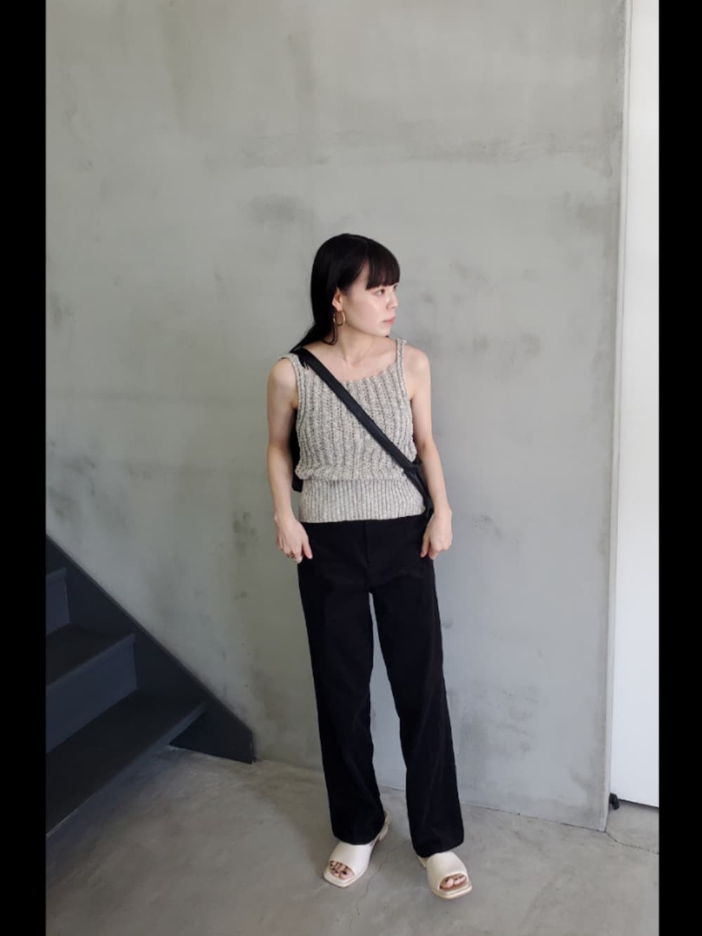 グレー系のベスト、ブラック系のその他パンツを着用したレディースの夏コーディネートの1枚目の写真