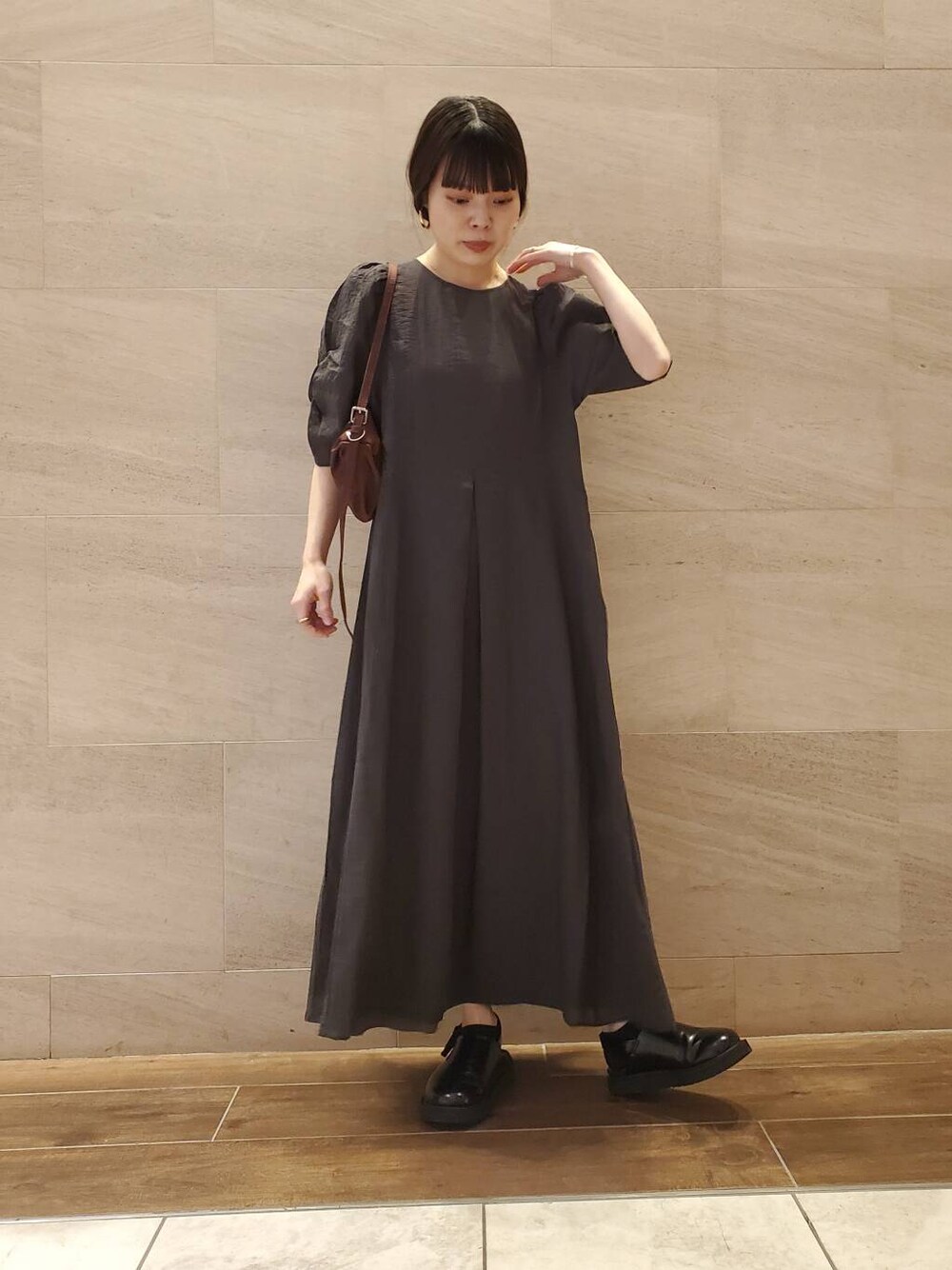 「シンプルコーデ、ワンピースコーデ、155cm、イエベ春×ストレート」｜「KBFのサテンミニショルダーBAG（ショルダーバッグ、ブラウン系）」を使った、sakiさん（レディース・155cm）の春コーディネートの1枚目の写真