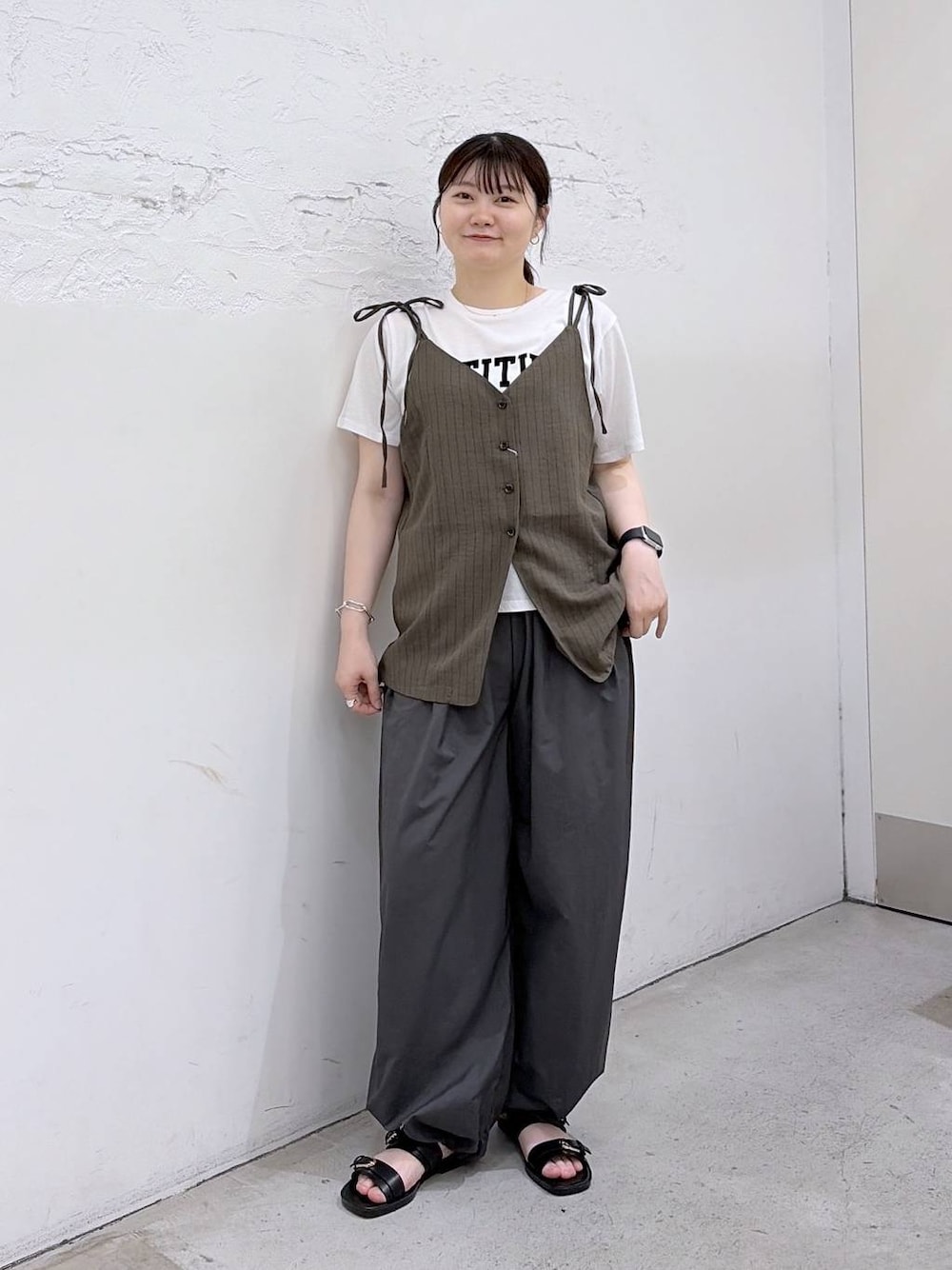 ブラック系のサンダル、グレー系のその他パンツ、グリーン系のキャミソールを着用したレディースの夏コーディネートの1枚目の写真