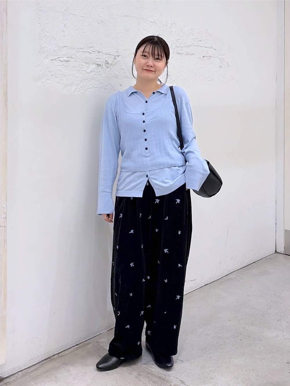 ブルー系のニット/セーター、ブラック系のその他パンツ、ブラック系のその他シューズを着用したレディースの秋コーディネートの1枚目の写真