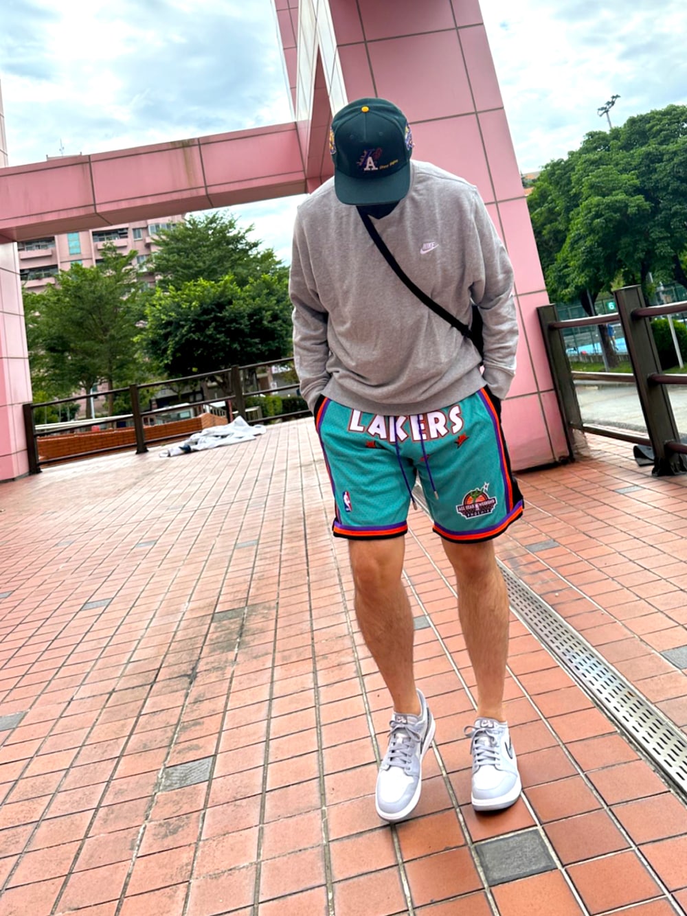 「ootd、ootdtw、wiwt、AIR JORDAN、NIKE、customsneaker、JUST DON、Lakers、LAKERS CAP」｜「twntytwoのアイテム（キャップ、グリーン系）」を使った、Ryan Linさん（メンズ・180cm）の冬コーディネートの1枚目の写真