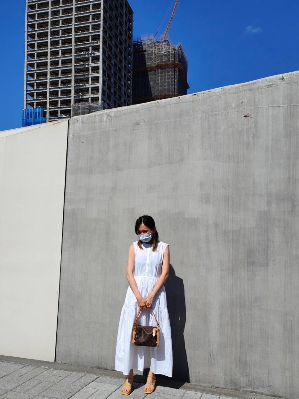 「MOUSSYのアイテム（ワンピース、ホワイト系）」を使った、哲さん（レディース・158cm）の春コーディネートの1枚目の写真