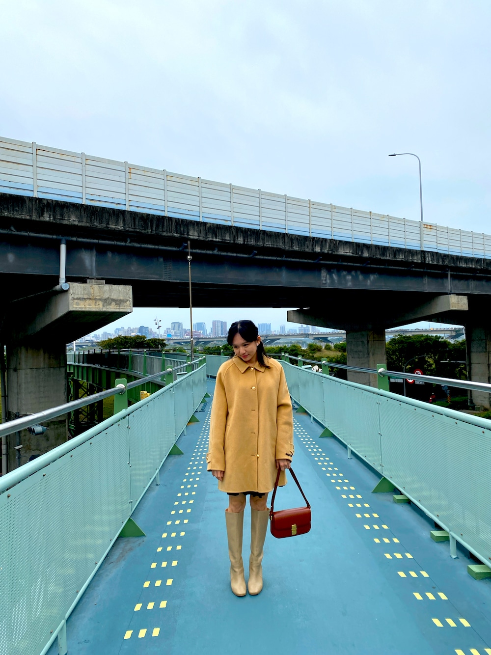 「A.P.C.のアイテム（トートバッグ、ブラウン系）」を使った、哲さん（レディース・158cm）の冬コーディネートの1枚目の写真