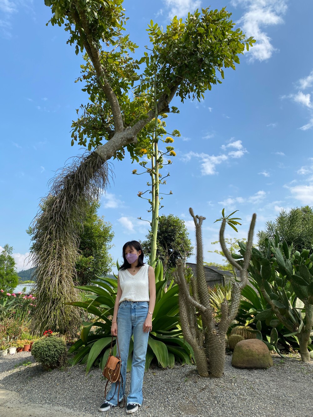 「SNIDELのアイテム（デニムパンツ、ブルー系）」を使った、哲さん（レディース・158cm）の春コーディネートの1枚目の写真