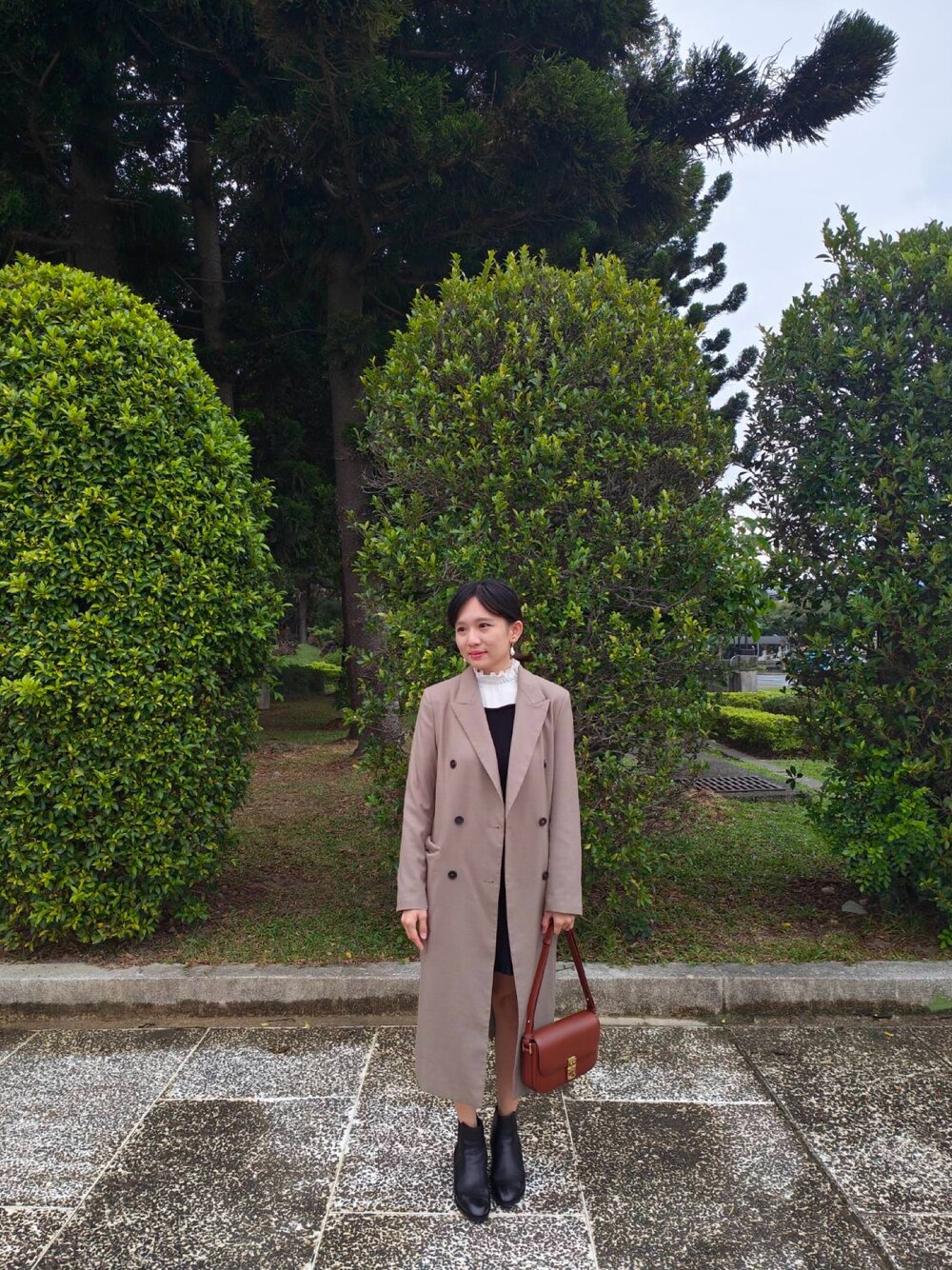 「A.P.C.のアイテム（トートバッグ、ブラウン系）」を使った、哲さん（レディース・158cm）の冬コーディネートの1枚目の写真