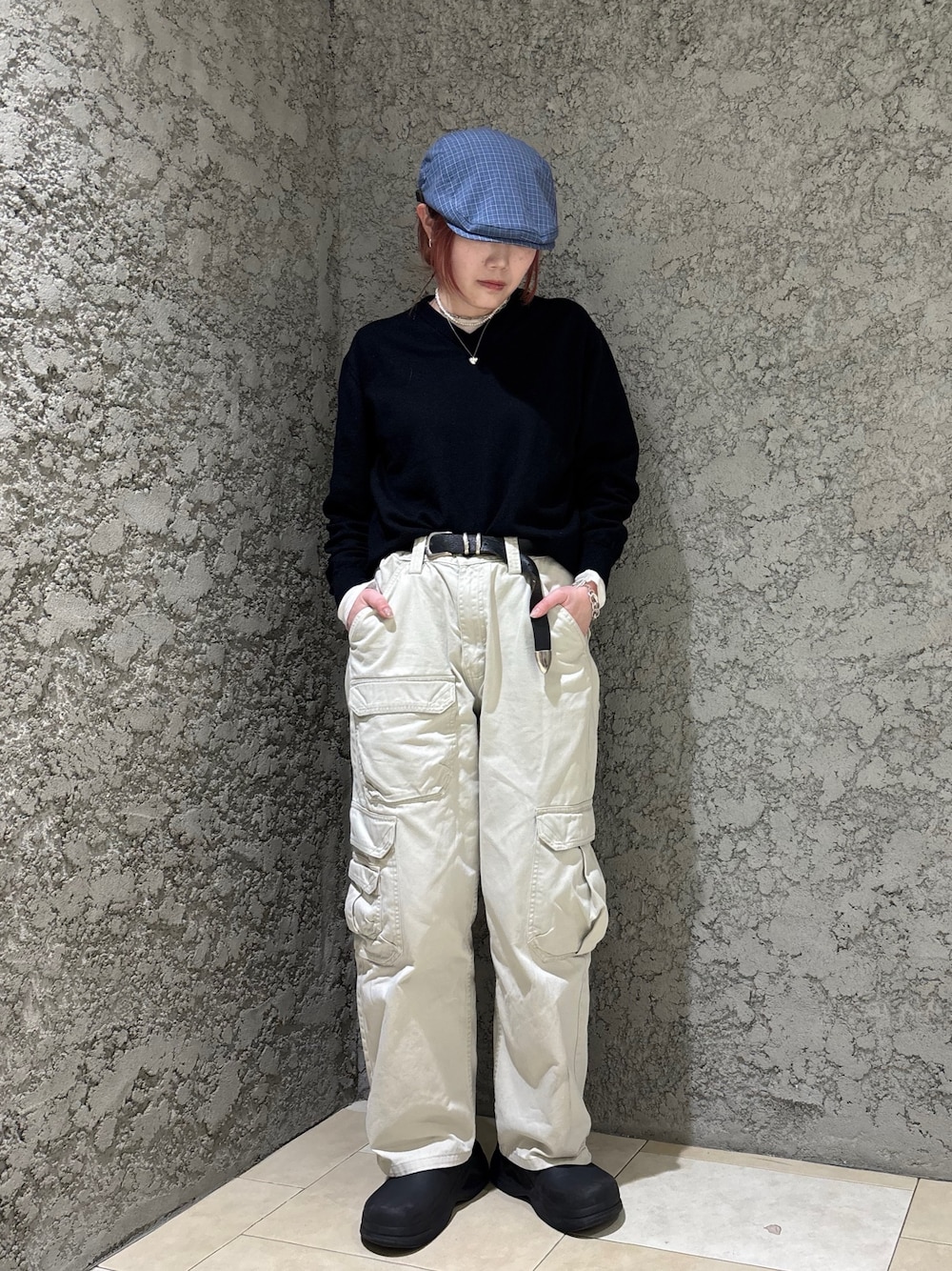 「プチプラ、春服、大人女子、きれいめコーディネート、お出かけコーデ、はるコーデ、お洒落さんとつながりたい、レディースファッション、ブラックコーデ、モノトーン、韓国ファッション、モードカジュアル、ハンチング」｜「OVERRIDEのOVERRIDE  OGC BELT HUNTING SG / オーバーライド（ハンチング/ベレー帽、ブルー系）」を使った、ジーさんさん（レディース・161cm）の春コーディネートの1枚目の写真