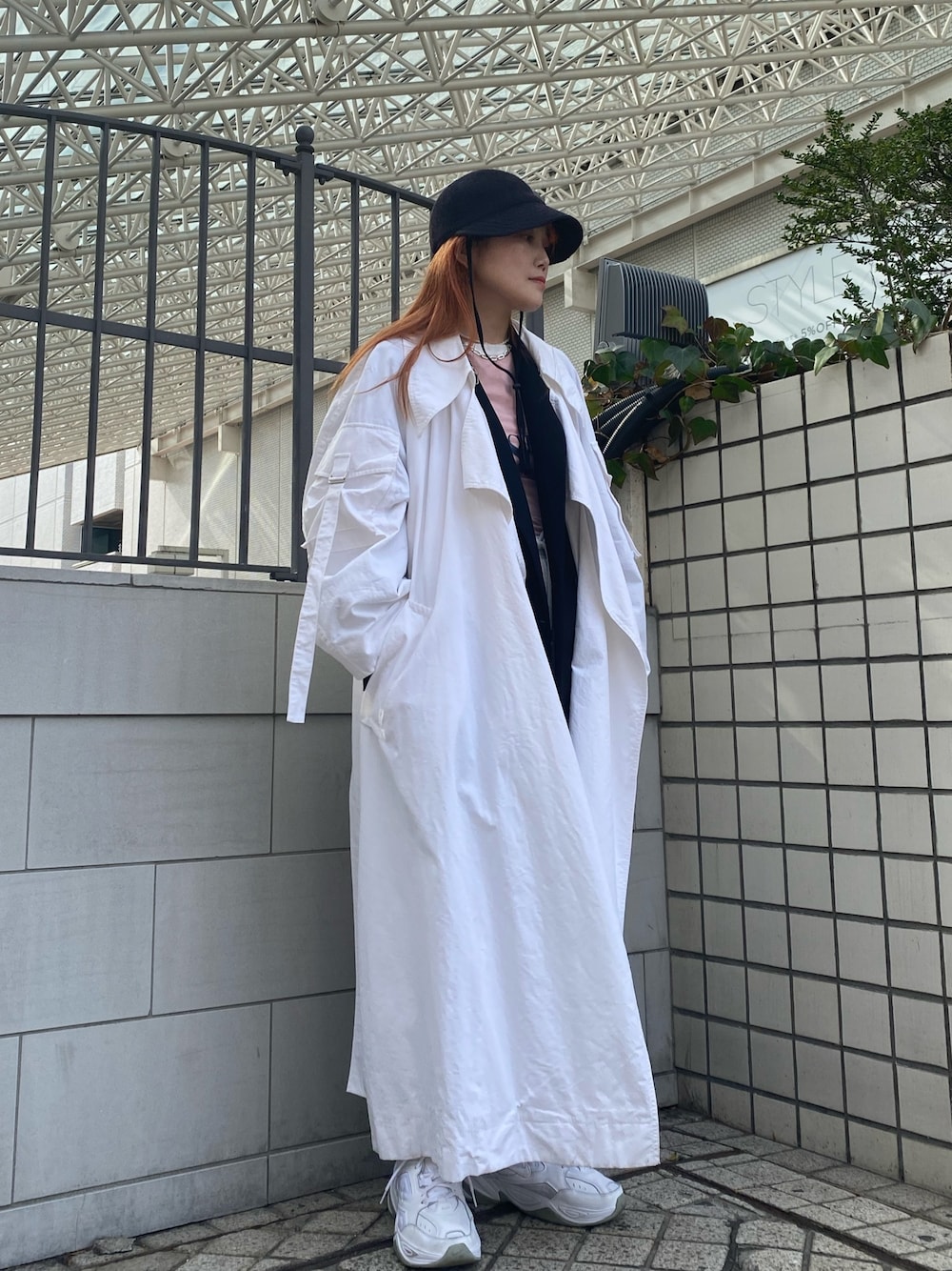 「スポーツミックス、ストリート、春色、休日スタイル、レイヤードスタイル、トレンチコート、ＵＶカット、日除け帽、キャップ、スニーカー、モノトーン、春アウター」｜「OVERRIDEのOVERRIDE THERMO PILE WIDE CAP（キャップ、ブラック系）」を使った、ジーさんさん（レディース・161cm）の冬コーディネートの1枚目の写真
