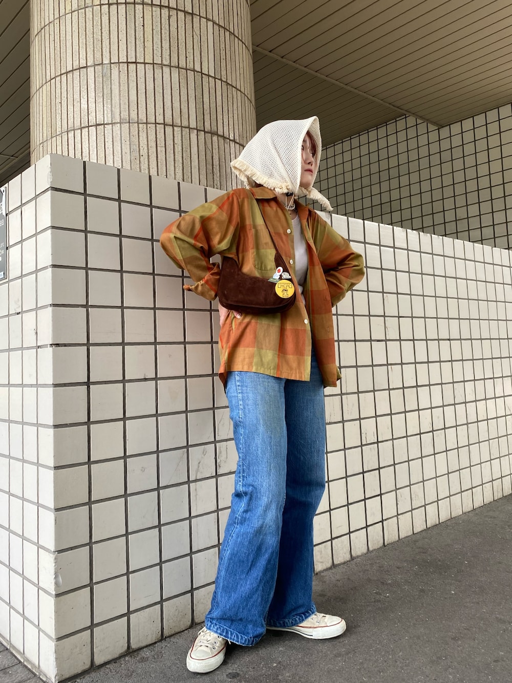 「韓国ファッション、おしゃ見えテクニック、スニーカー、フェススタイル、古着MIX、サングラス、デニム、シンプル、白Tシャツ、スカーフ、バブーシュカ、休日スタイル」｜「arthのarth Mesh Fringe Scarf / アース（ニットキャップ/ビーニー、ホワイト系）」を使った、ジーさんさん（レディース・161cm）の夏コーディネートの1枚目の写真