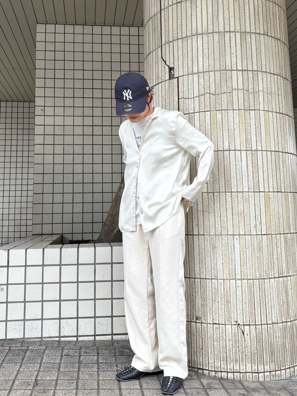 「セットアップ、レイヤードスタイル、ワイドパンツ、韓国ファッション、最近のいい感じコーデ、春夏コーデ、キャップ、休日スタイル、お出かけコーデ、シャツスタイル、プチプラ、古着MIX、モノトーン、大人可愛い、夏コーデ」｜「NEW ERAの【NEW ERA】9TWENTY MLB BASEBALL CAP /【ニューエラ】920 ナイントゥエンティ メジャーリーグ ベースボール キャップ（キャップ、ブルー系）」を使った、ジーさんさん（レディース・161cm）の春コーディネートの1枚目の写真