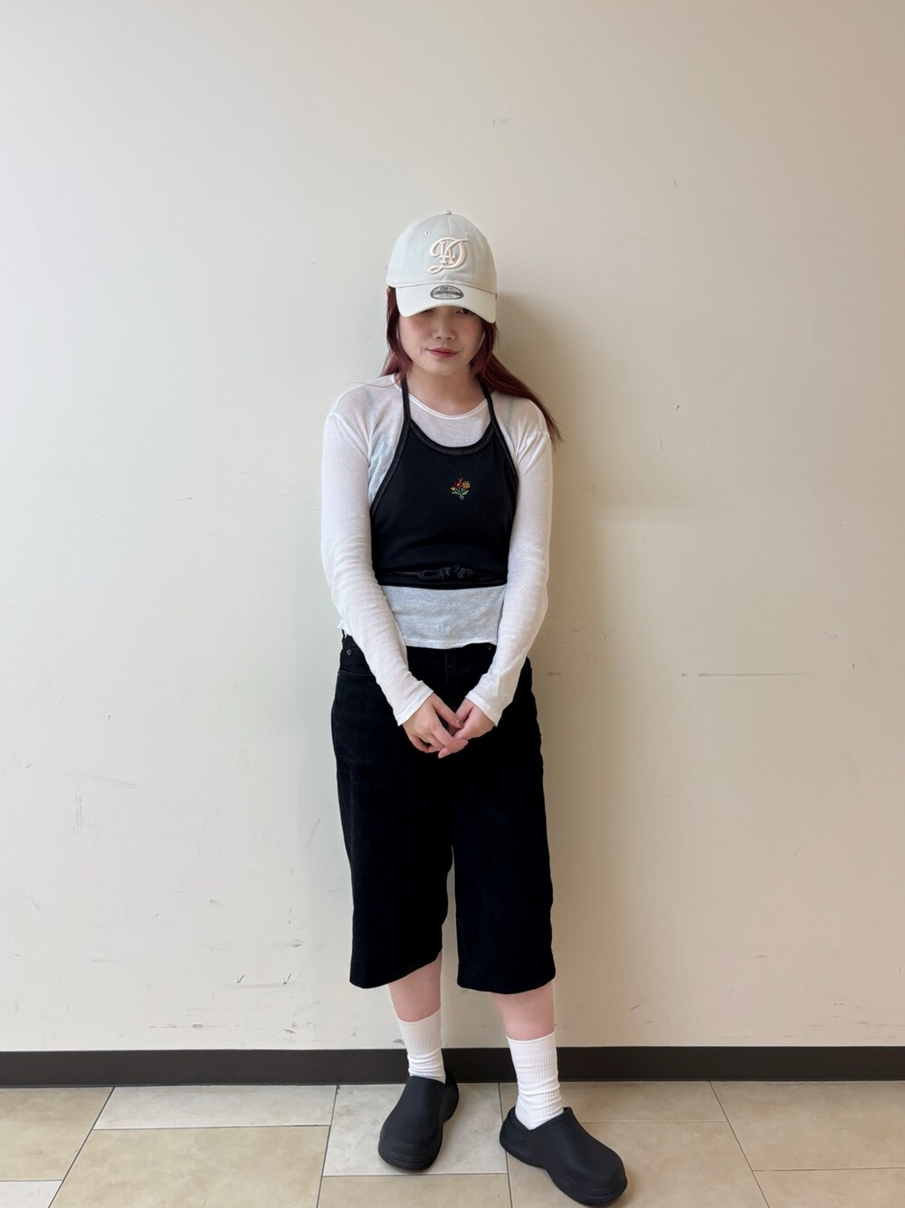 「ブラックコーデ、韓国子供服、古着MIX、夏コーデ、白Tシャツ、韓国ファッション、キャップ」｜「NEW ERAの【NEW ERA】9TWENTY MLB BASEBALL CAP /【ニューエラ】920 ナイントゥエンティ メジャーリーグ ベースボール キャップ（キャップ、ベージュ系）」を使った、ジーさんさん（レディース・161cm）の夏コーディネートの1枚目の写真
