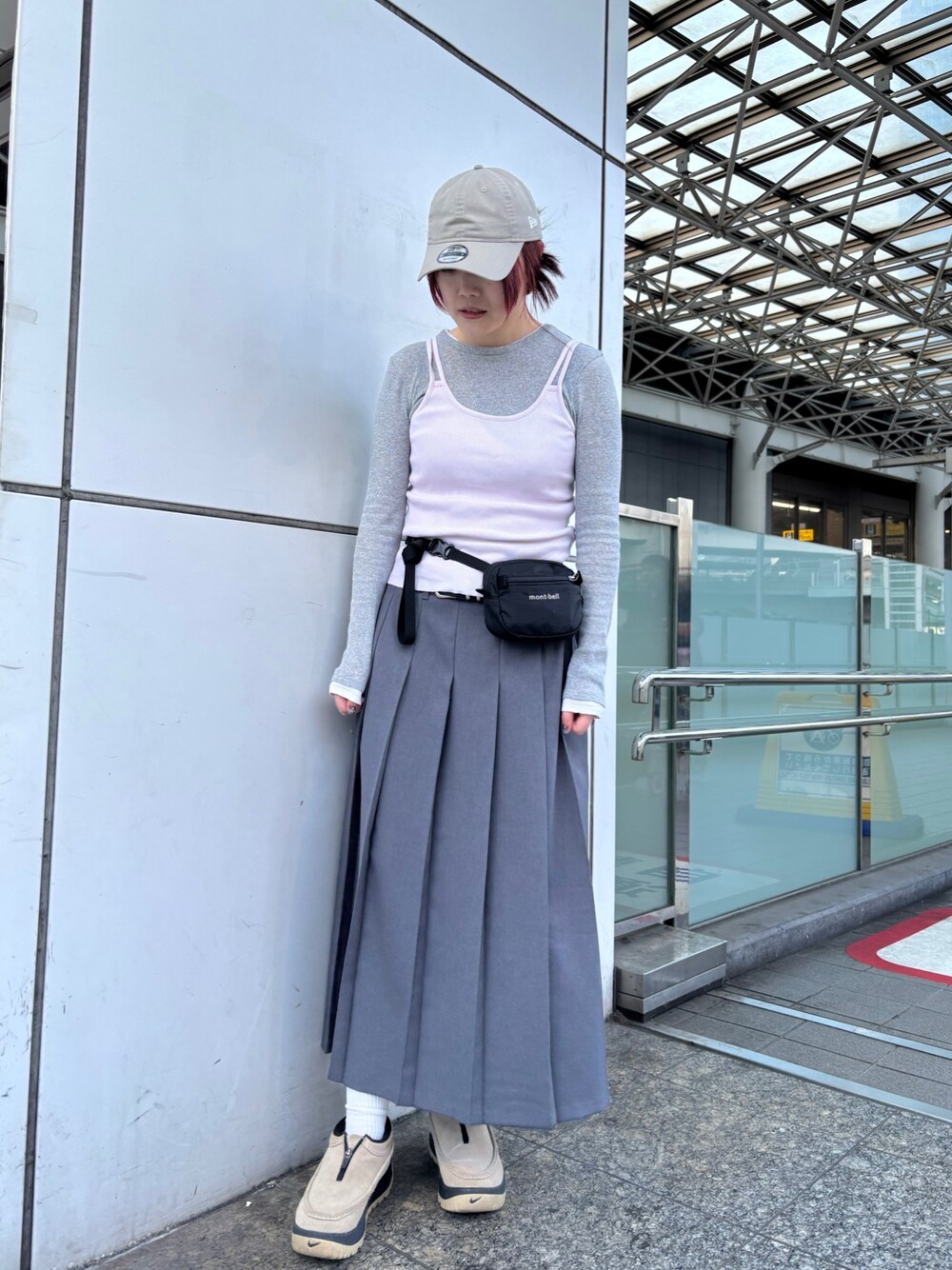 「古着MIX、春コーデ、シアートップス、春服、お出かけコーデ、きれいめコーデ、リラックススタイル、ママファッション、大人コーデ、キレイめ、ベージュ、グレー、30代コーデ、ベーシック、レイヤード」｜「NEW ERAの【NEW ERA】9TWENTY MLB BASEBALL CAP /【ニューエラ】920 ナイントゥエンティ メジャーリーグ ベースボール キャップ（キャップ、グレー系）」を使った、ジーさんさん（レディース・161cm）の春コーディネートの1枚目の写真