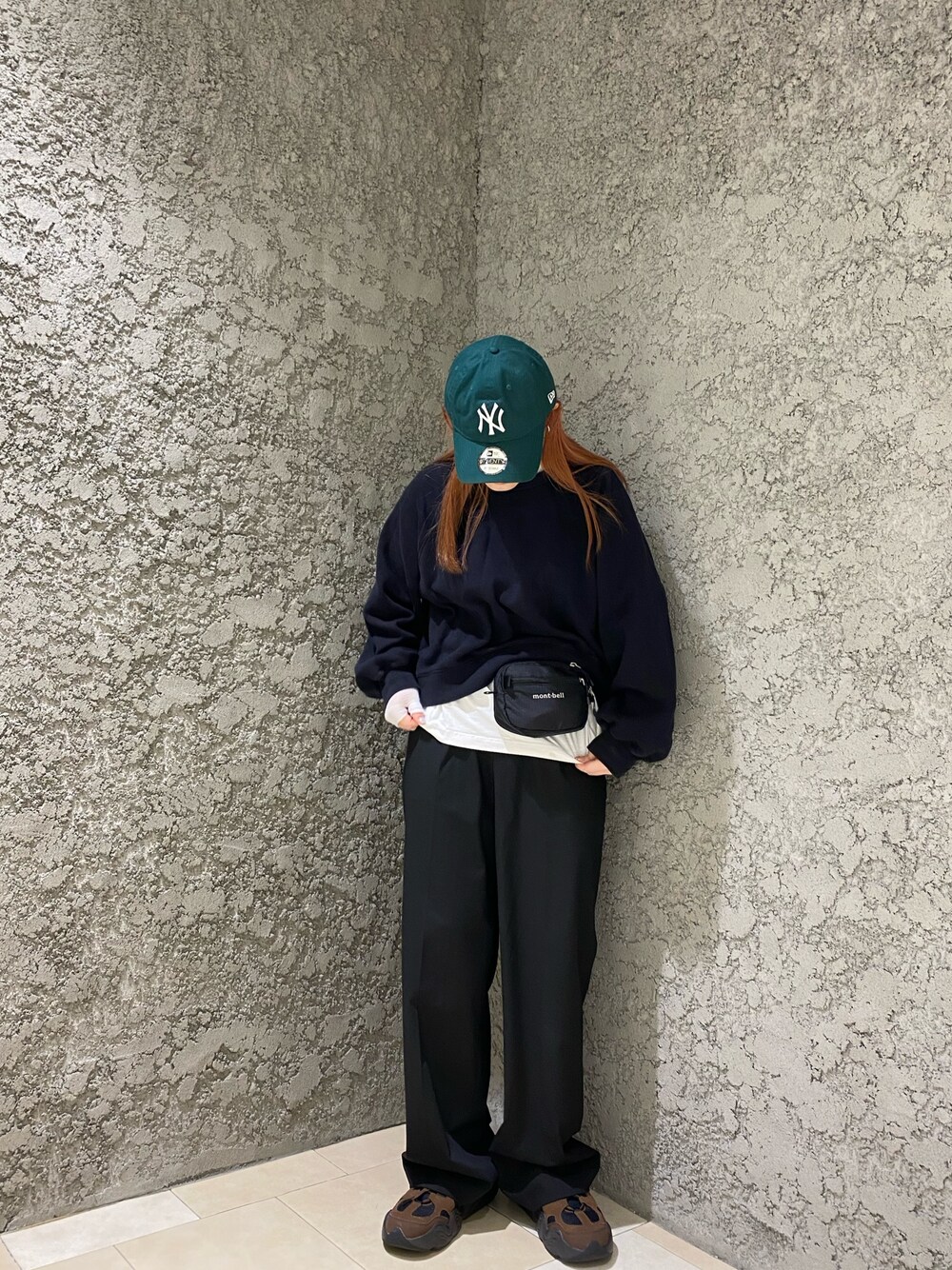 「おしゃ見えテクニック、古着MIX、日常に魔法を、モノトーン、休日スタイル、セットアップ、ノームコア」｜「NEW ERAの【NEW ERA】9TWENTY MLB BASEBALL CAP /【ニューエラ】920 ナイントゥエンティ メジャーリーグ ベースボール キャップ（キャップ、グリーン系）」を使った、ジーさんさん（レディース・161cm）の秋コーディネートの1枚目の写真