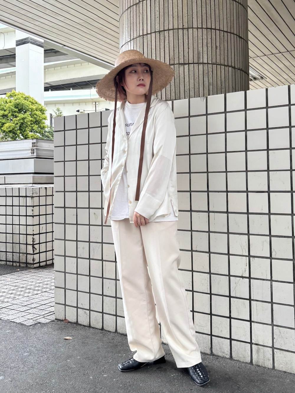 「ワイドパンツ、サンダル、シャツスタイル、白Tシャツ、シンプルコーデ、韓国ファッション、きれいめカジュアル、休日スタイル、古着MIX、モノトーン、バレエシューズ、夏コーデ、大人かわいい、パンツスタイル、麦わら帽子」｜「Chapeau d' OのChapeau d' O  Fringe Paper Caperine / シャポードオー（ハット、ベージュ系）」を使った、ジーさんさん（レディース・161cm）の春コーディネートの1枚目の写真