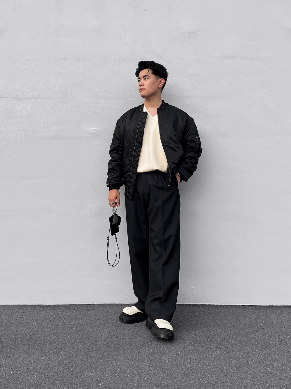 「ベスト、ボッテガヴェネタ、BOTTEGA VENETA、UNIQLO U、UNIQLOコーデ、COS、ボンバージャケット、ベージュコーデ」｜「UNIQLOのアイテム（スラックス、ブラック系）」を使った、ジュンさん（メンズ・170cm）の秋コーディネートの1枚目の写真