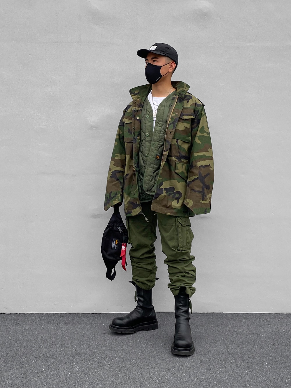 「ミリタリー、ミリタリーコーデ、ミリタリージャケット、アルファインダストリーズ、アーミー、military、military jacket、alphaindustries、グリーンコーデ、インスタやってます」｜「BOTTEGA VENETAのアイテム（ブーツ、ブラック系）」を使った、ジュンさん（メンズ・170cm）の夏コーディネートの1枚目の写真