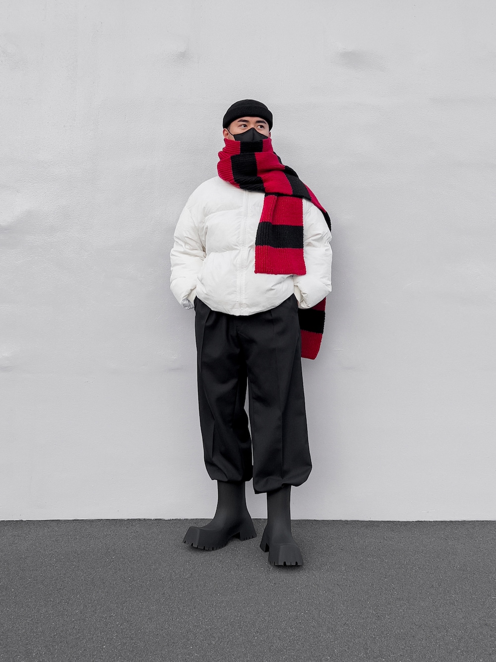 「BALENCIAGA、trooper、クリスマスコーデ、クリスマスカラー、スカーフ、マフラー、ボンバージャケット、パファージャケット、バレンシアガトルーパー」｜「RACALのRacal/ラカル 別注 Roll Knit CAP/ロールニットキャップ/ビーニー（ニットキャップ/ビーニー、ブラック系）」を使った、ジュンさん（メンズ・170cm）の冬コーディネートの1枚目の写真