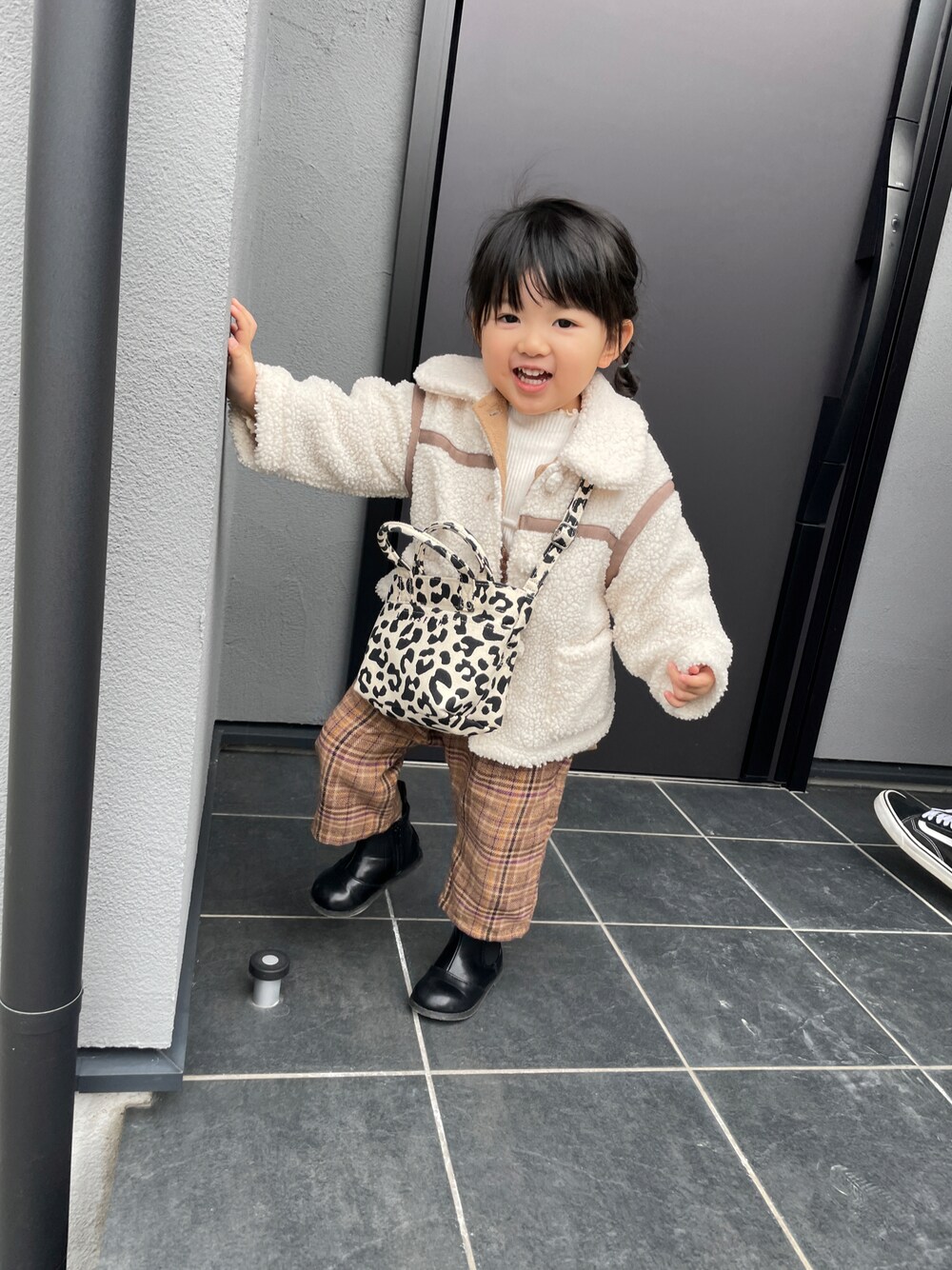 「ランチ、冬コーデ、カジュアルコーデ、休日コーデ、おしゃれさんと繋がりたい、ミニバッグ」｜「petit mainのサイドゴアブーツ（スニーカー、ブラック系）」を使った、seagaiさん（レディース・90cm）の冬コーディネートの1枚目の写真