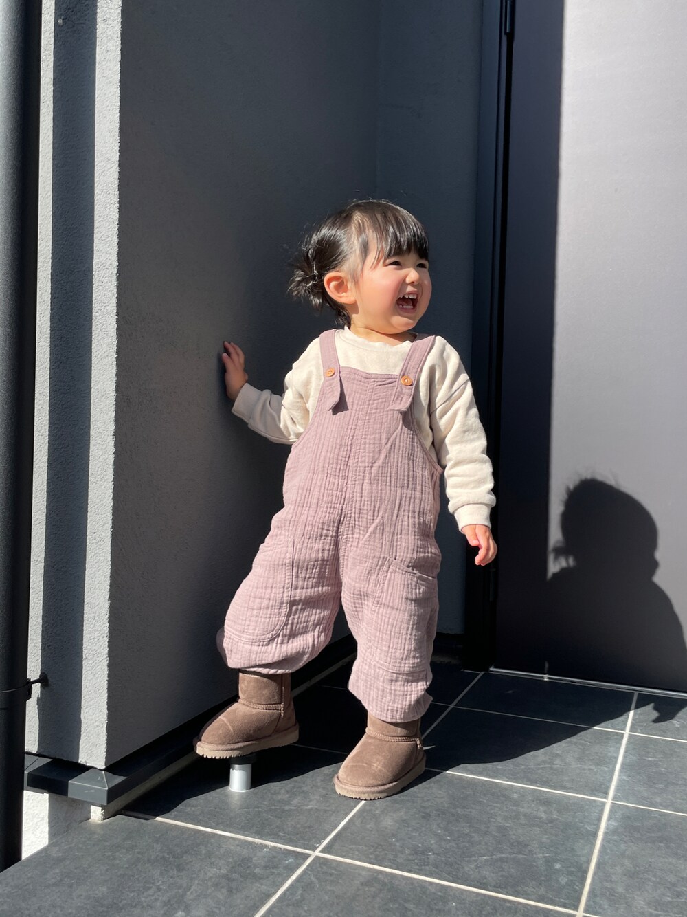 「カジュアル、シンプル、バースデー、プティマイン、おそとあそび、1歳11ヶ月」｜「Birthdayのアイテム（サロペット/オーバーオール、パープル系）」を使った、seagaiさん（レディース・80cm）の冬コーディネートの1枚目の写真