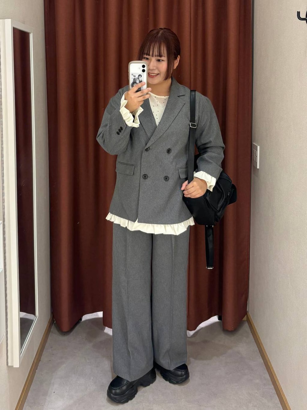 ブラック系のスニーカー、ブラック系のバックパック/リュック、その他のTシャツ/カットソーを着用したレディースの秋コーディネートの1枚目の写真