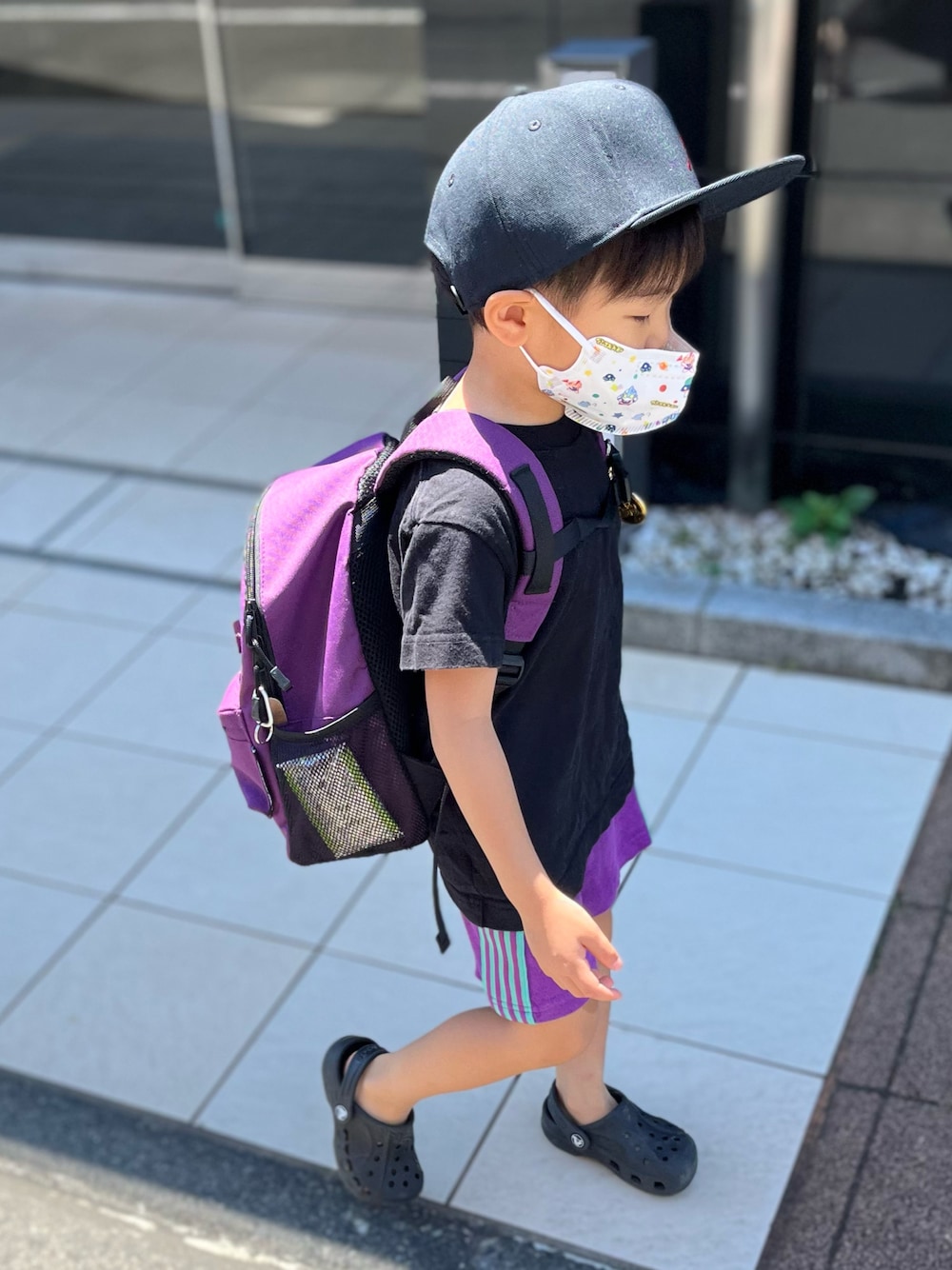 「シンプルコーデ、夏だ！Tシャツ着よう！、キャップ」｜「crocsのアイテム（サンダル、ブラック系）」を使った、ふーさん（キッズ・100cm）の夏コーディネートの1枚目の写真