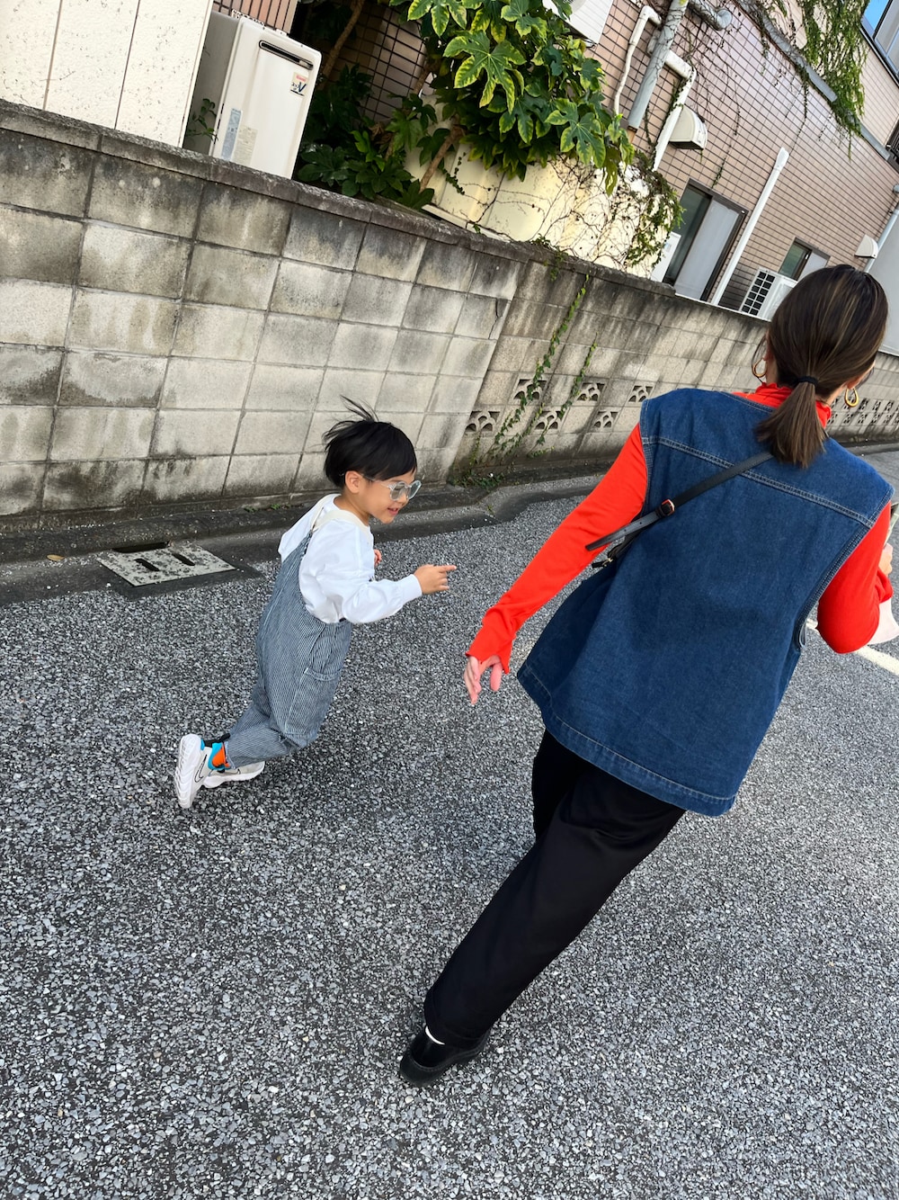 「重ね着ベストシーズン、カジュアルコーデ、オレンジソックス」｜「NIKEのアイテム（スニーカー、ホワイト系）」を使った、ふーさん（キッズ・100cm）の秋コーディネートの1枚目の写真
