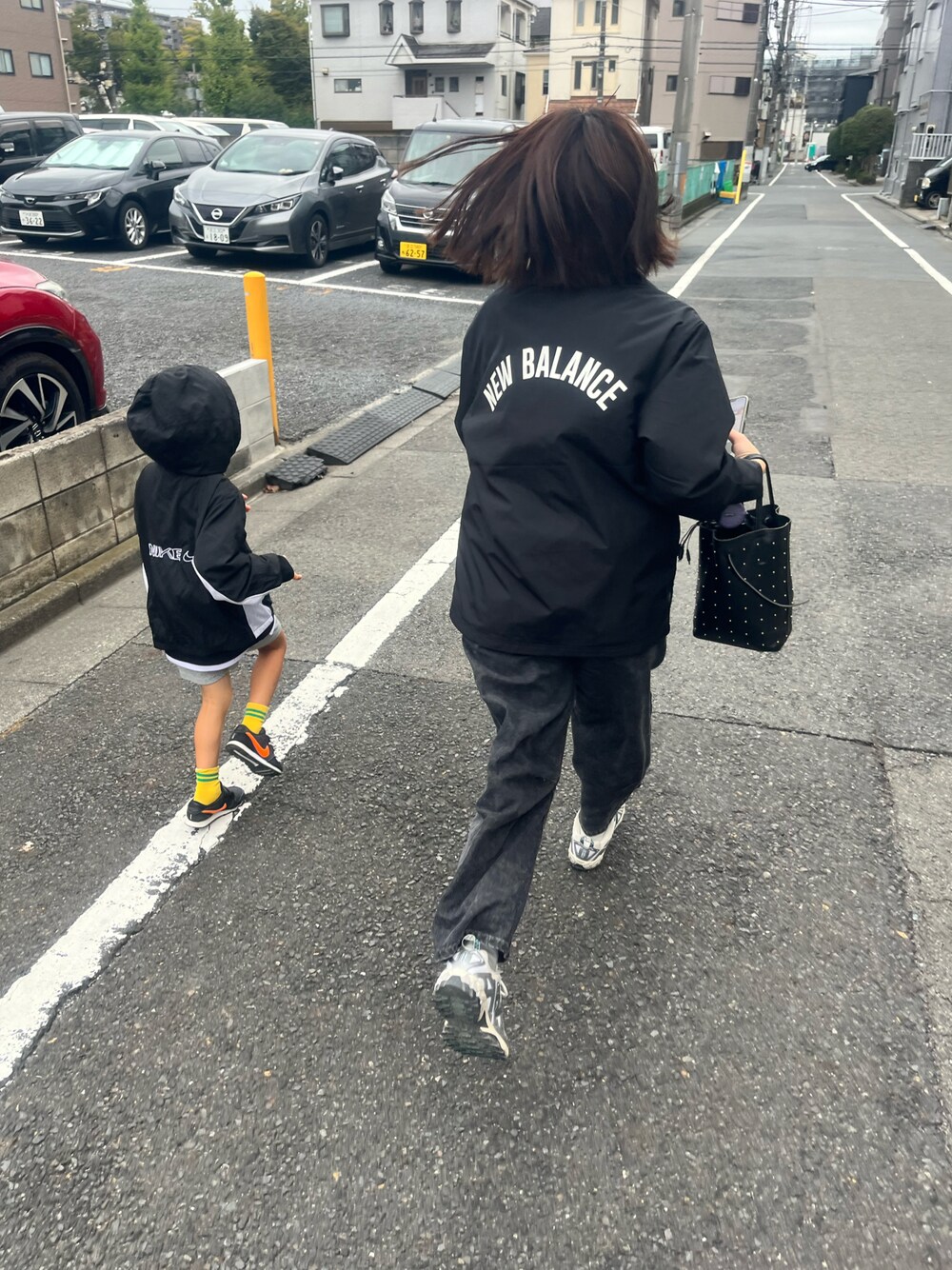 「NIKEのアイテム（ナイロンジャケット、ブラック系）」を使った、ふーさん（キッズ・100cm）の秋コーディネートの1枚目の写真