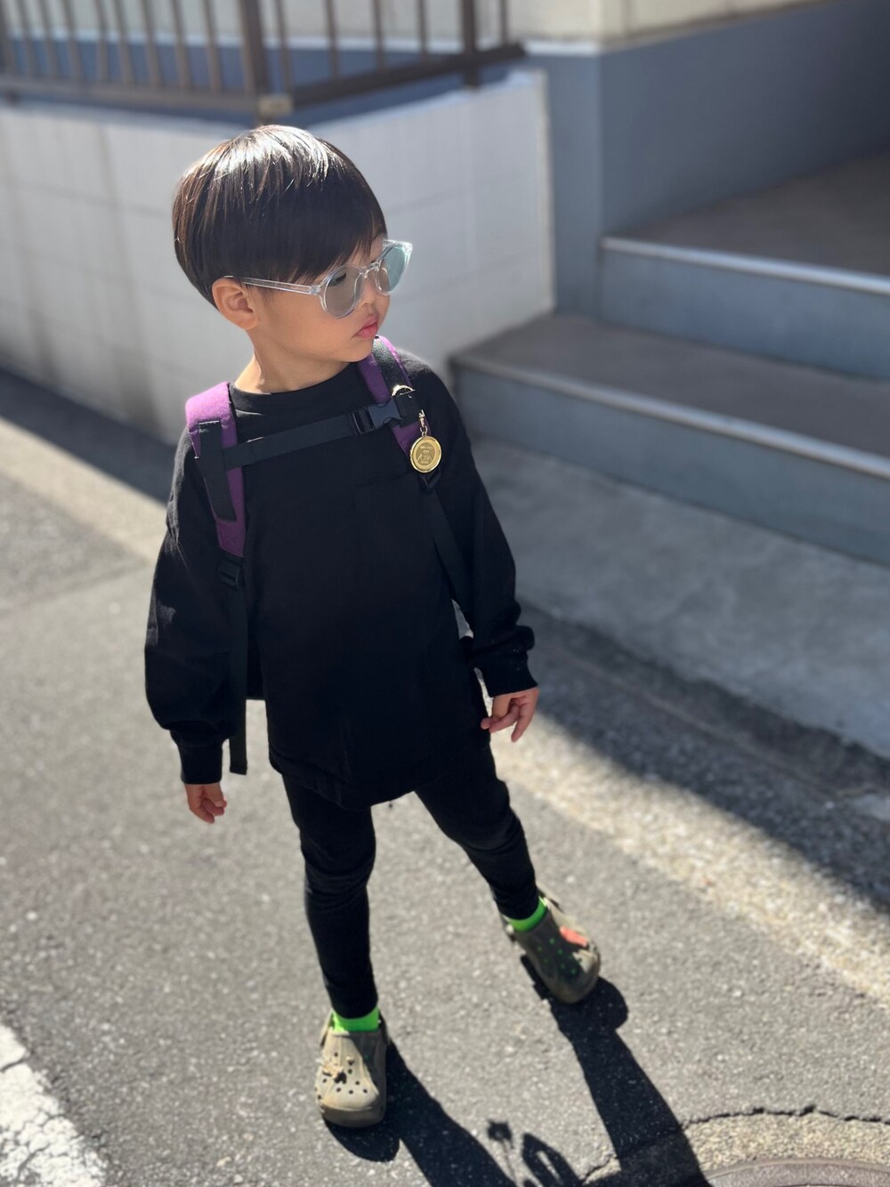 「ロンT、オールブラック、クロックス」｜「GUのアイテム（Tシャツ/カットソー、ブラック系）」を使った、ふーさん（キッズ・100cm）の秋コーディネートの1枚目の写真