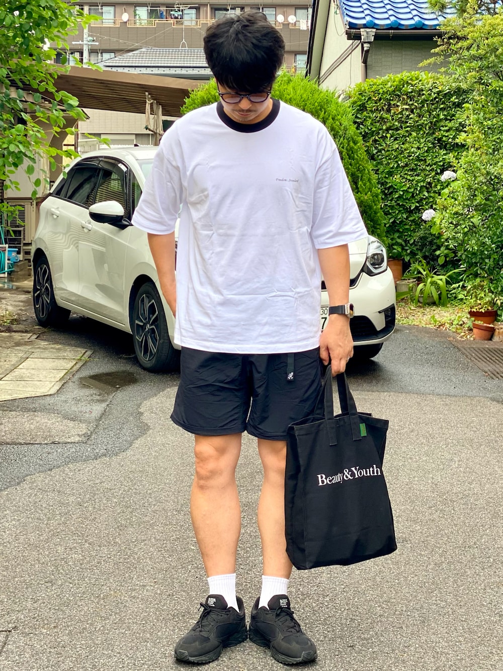 「夏コーデ、夏だ！Tシャツ着よう！、メンズファッション、大人コーデ、サングラス、モノトーンコーデ、夏ファッション、白Tシャツ、ラグランTシャツ、ショートパンツ、短パン、白ソックス、黒スニーカー、トートバッグ、サングラススタイル」｜「BEAUTY&YOUTH UNITED ARROWSの【Wellness Sports Wear】 BY FREEDOM STANDARD リンガー Tシャツ（Tシャツ/カットソー、ホワイト系）」を使った、kei*さん（メンズ・179cm）の夏コーディネートの1枚目の写真