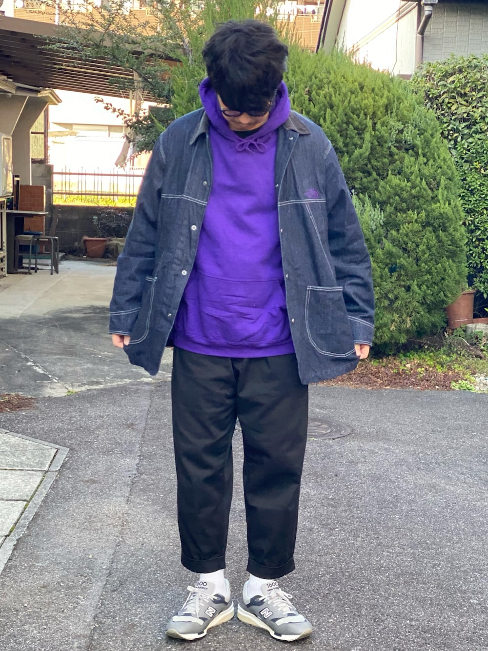 ブルー系のデニムジャケット、パープル系のパーカー、ブラック系のチノパンツを着用したメンズの春コーディネートの1枚目の写真