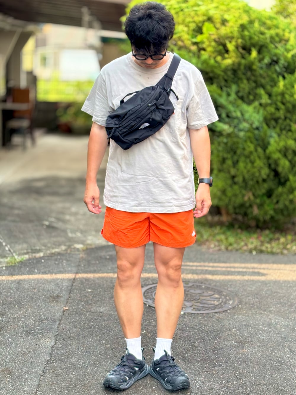 THE NORTH FACEのパンツを使った「グレーTシャツ」の人気