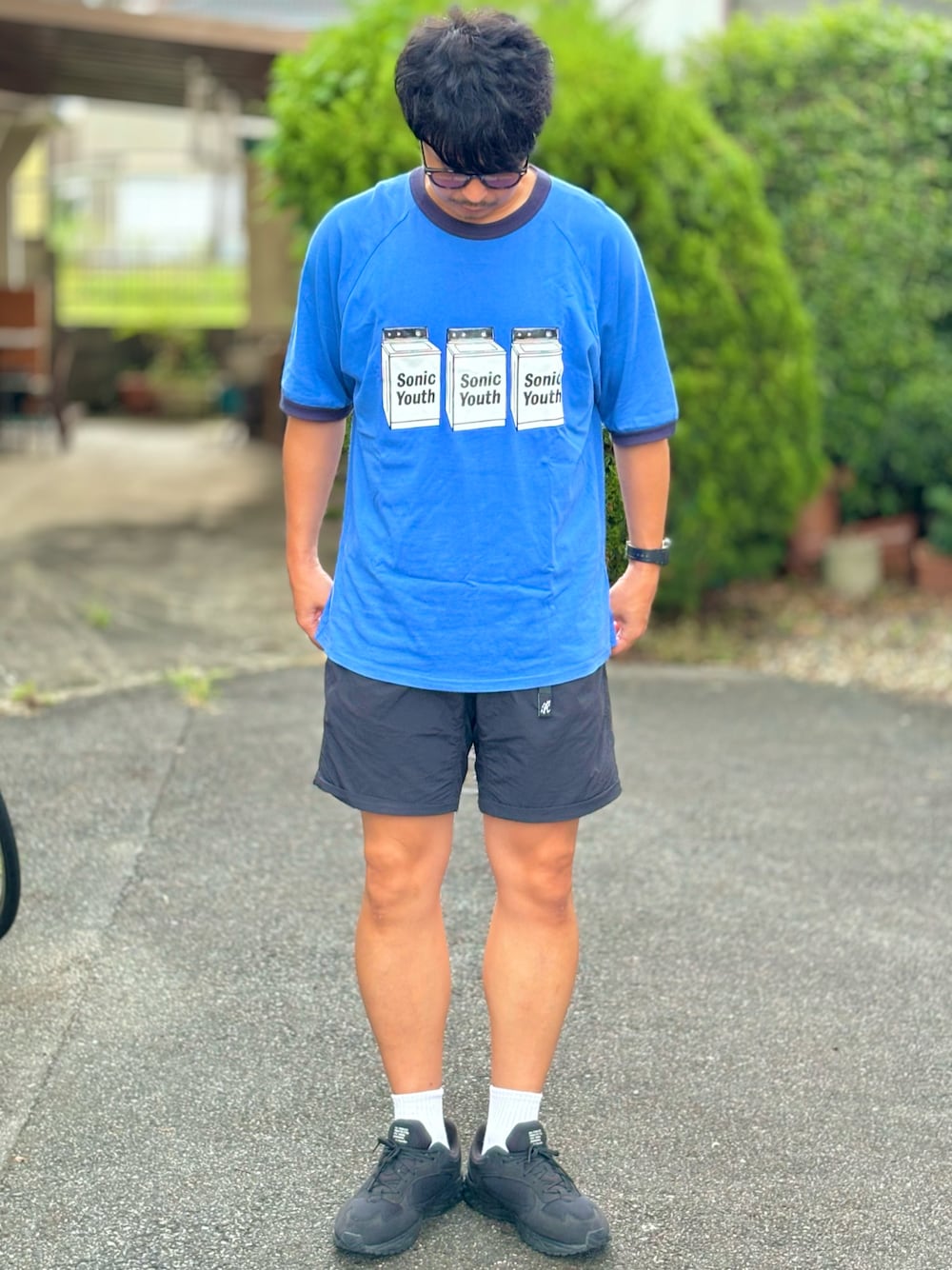 ブルー系のTシャツ/カットソー、ブラック系のその他パンツ、ブラック系のスニーカーを着用したメンズの夏コーディネートの1枚目の写真