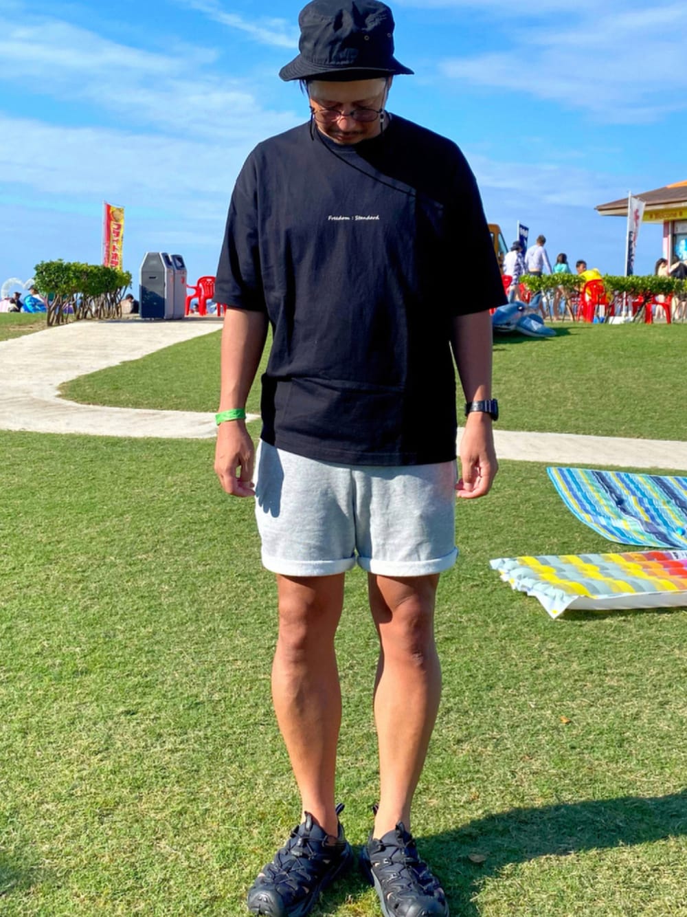 ブラック系のTシャツ/カットソー、ブラック系のサンダル、グレー系のその他パンツを着用したメンズの夏コーディネートの1枚目の写真